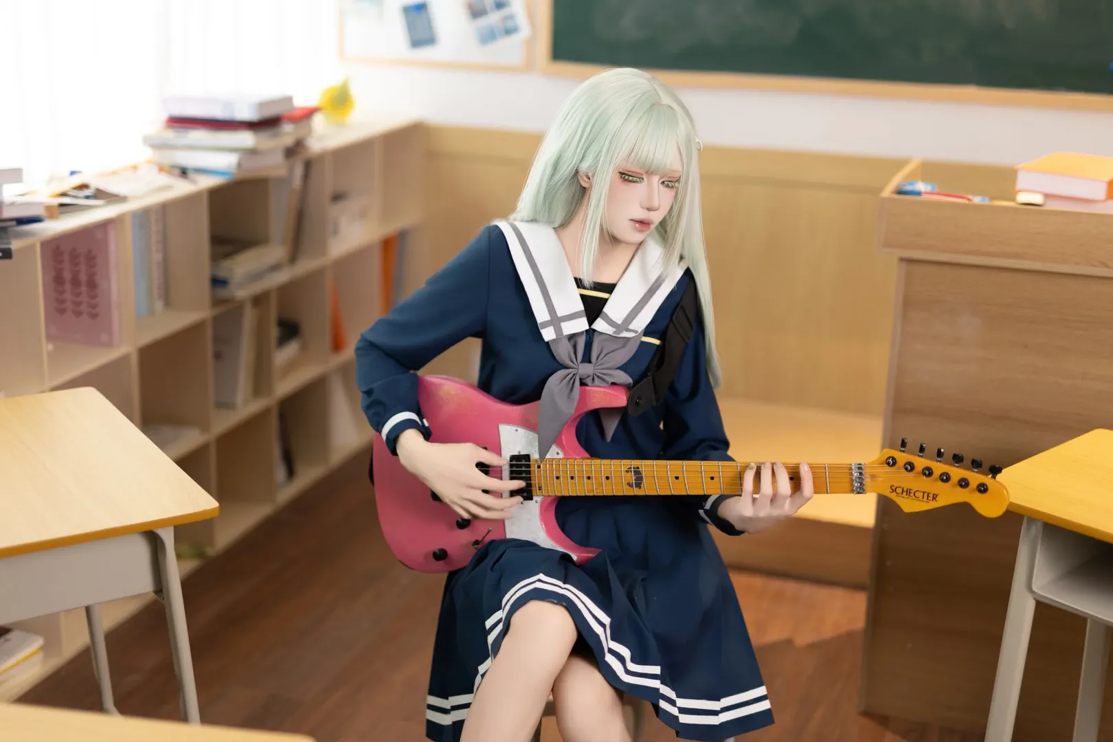 【若叶睦cos】安静教室里的水手服与粉色电吉他 - 第 2 张