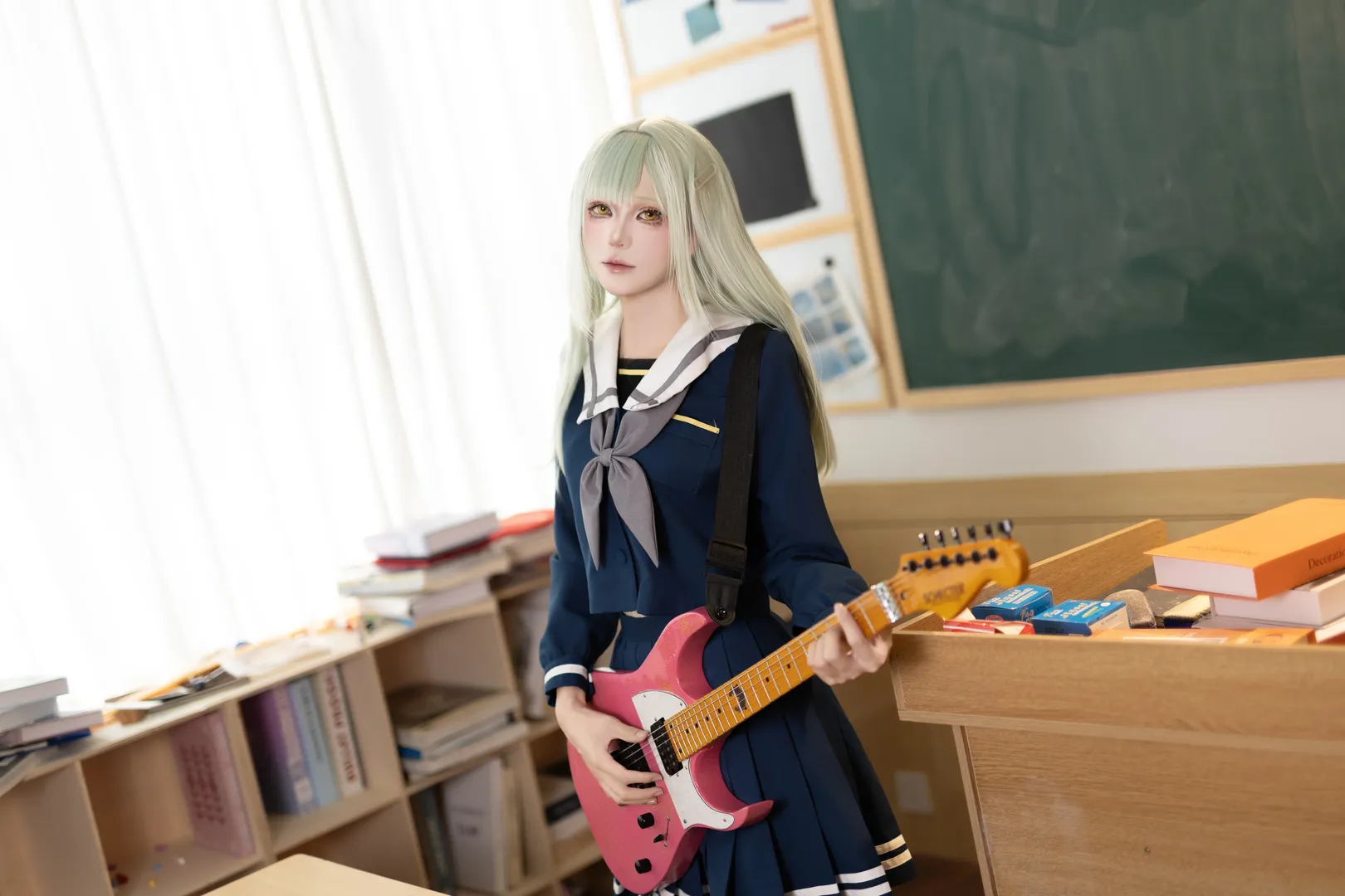 【若叶睦cos】安静教室里的水手服与粉色电吉他 - 第 3 张