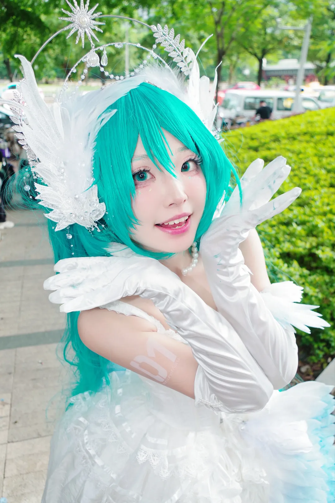 【初音未来cos】萤火虫漫展的花嫁初音，梦幻白裙与青绿双马尾 - 第 1 张