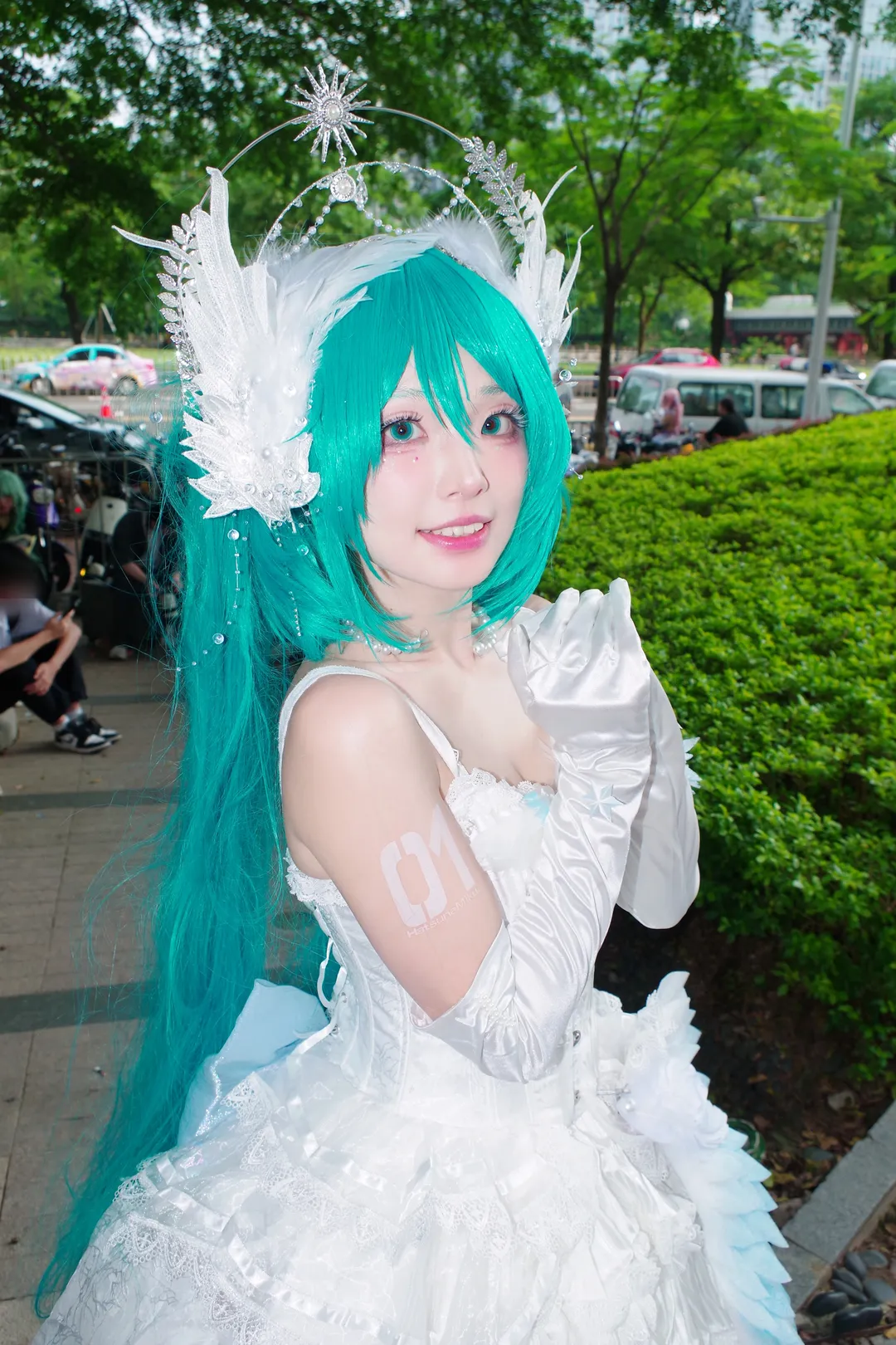 【初音未来cos】萤火虫漫展的花嫁初音，梦幻白裙与青绿双马尾 - 第 2 张