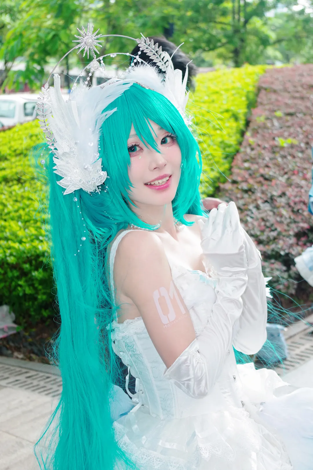 【初音未来cos】萤火虫漫展的花嫁初音，梦幻白裙与青绿双马尾 - 第 3 张
