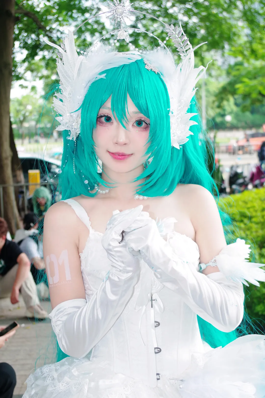 【初音未来cos】萤火虫漫展的花嫁初音，梦幻白裙与青绿双马尾 - 第 4 张