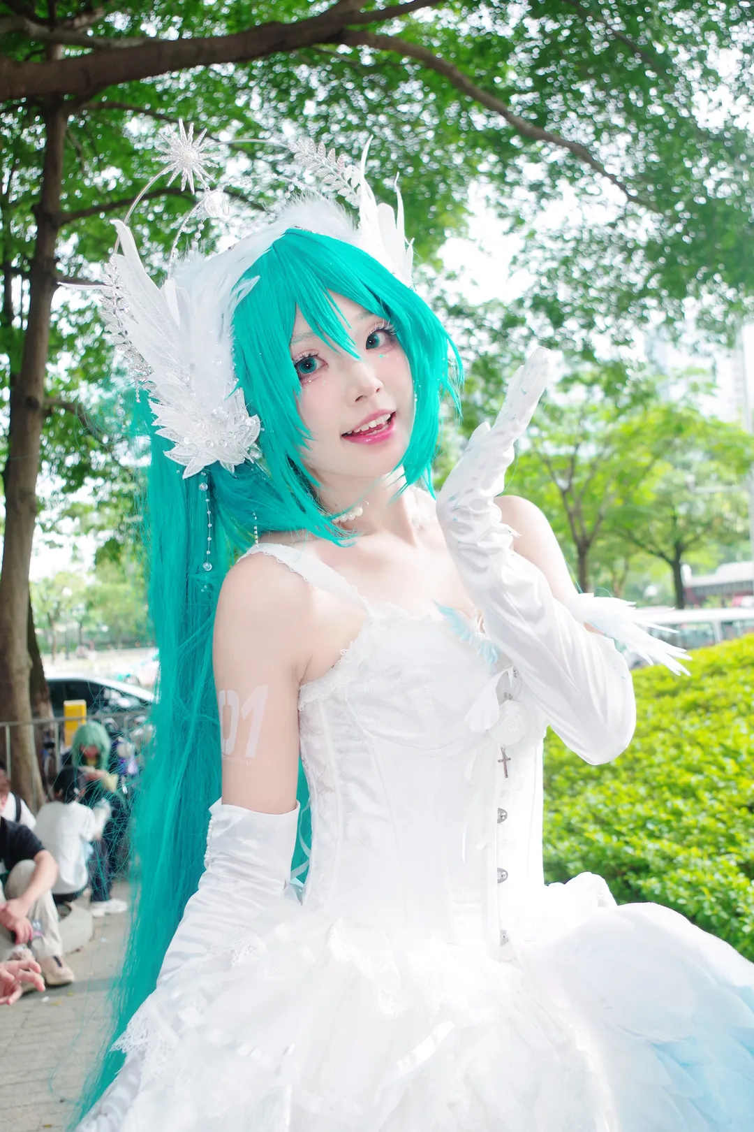 【初音未来cos】萤火虫漫展的花嫁初音，梦幻白裙与青绿双马尾 - 第 5 张