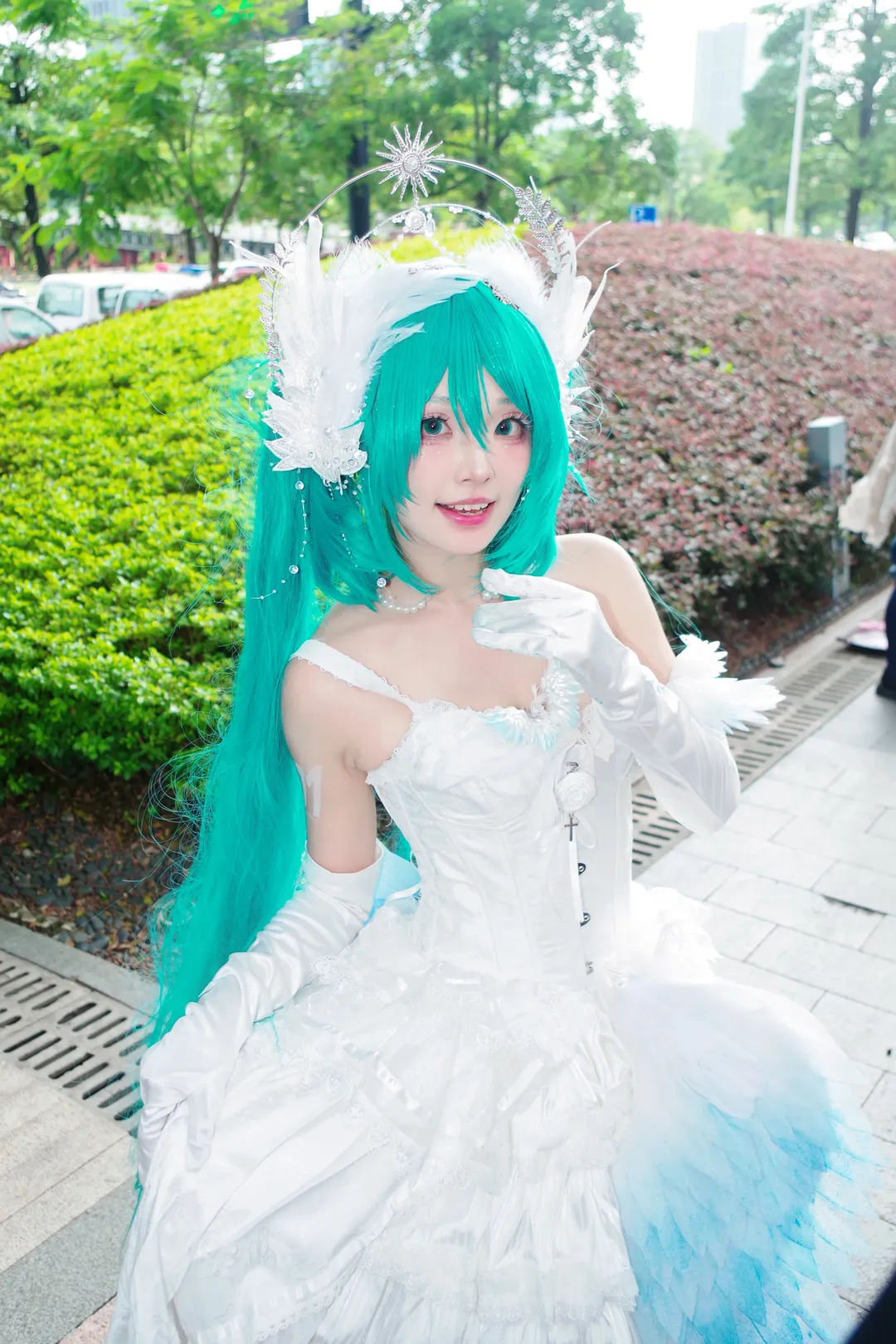 【初音未来cos】萤火虫漫展的花嫁初音，梦幻白裙与青绿双马尾 - 第 6 张