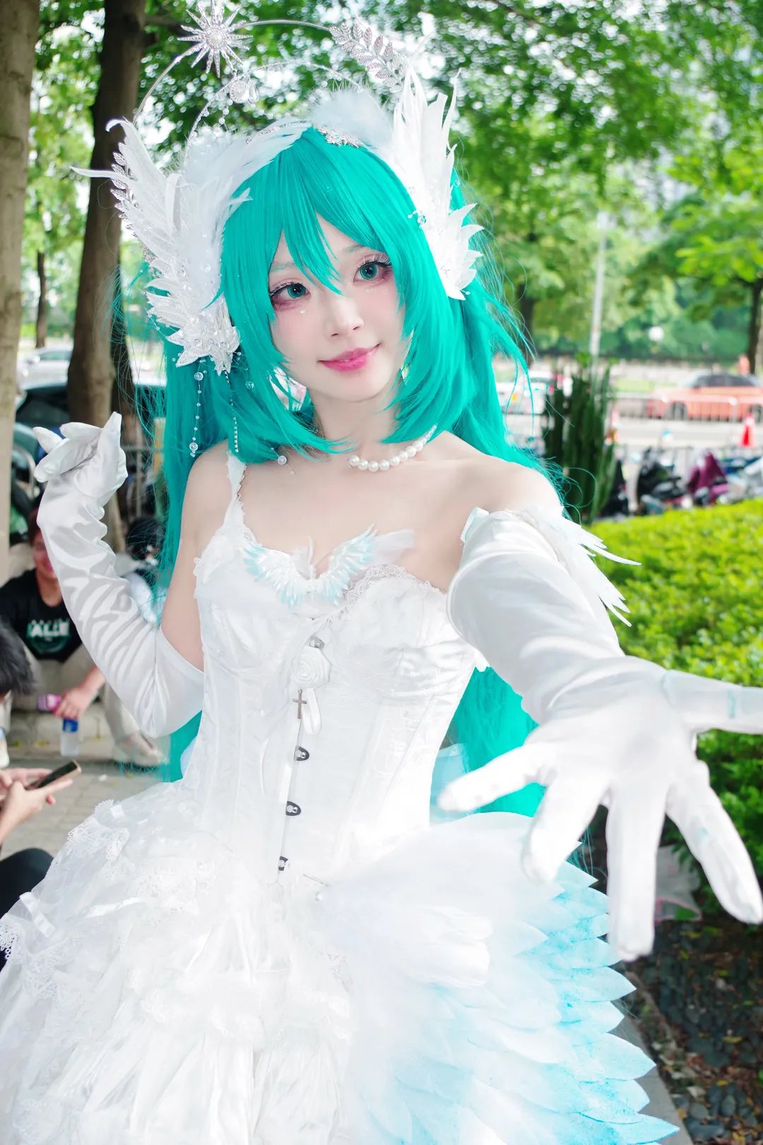 【初音未来cos】萤火虫漫展的花嫁初音，梦幻白裙与青绿双马尾 - 第 7 张
