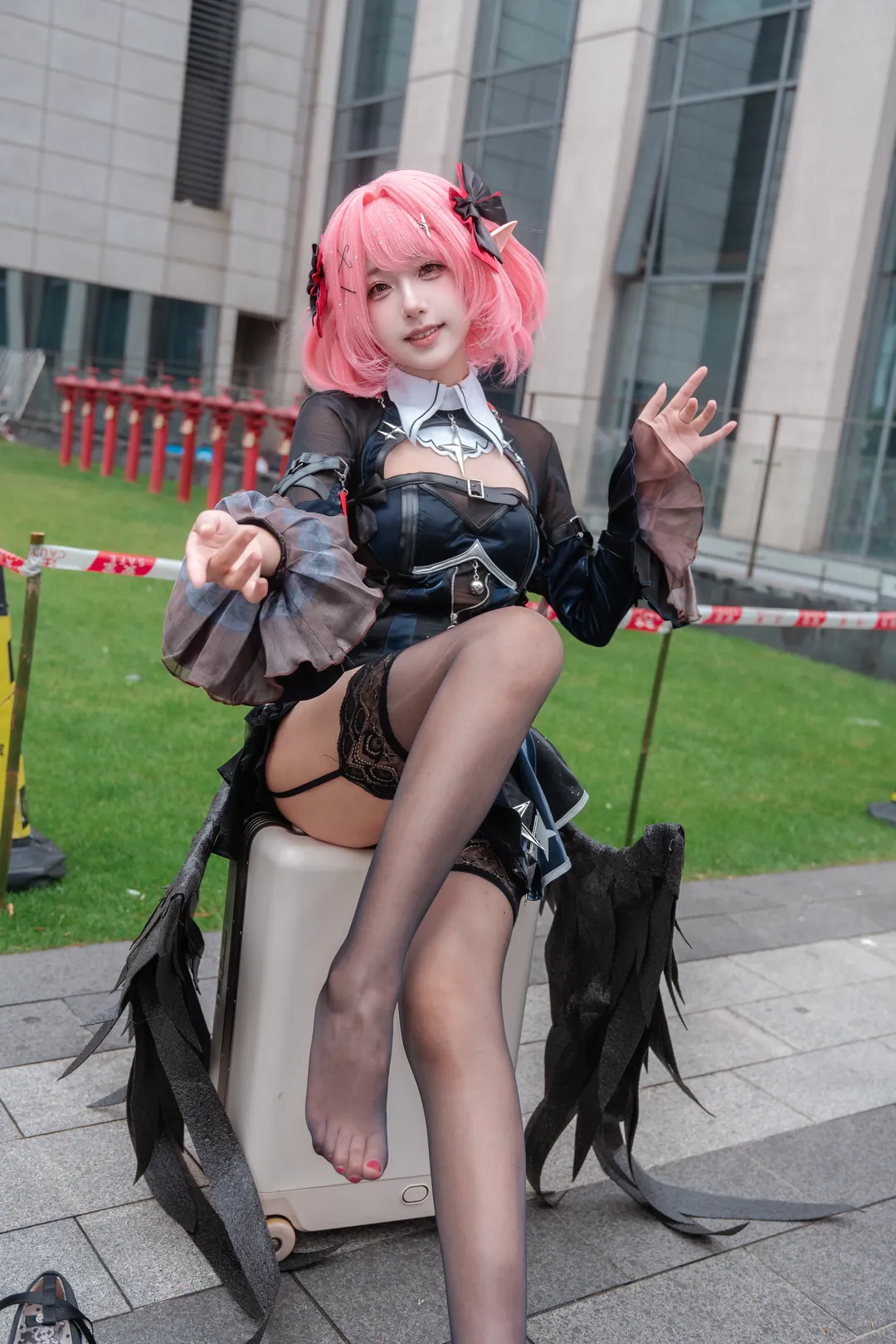 【ラミルコスプレ】ゼンレスゾーンゼロの屋外イベント写真、ゴシック風と黒ストッキングのコーディネート - 1 枚目
