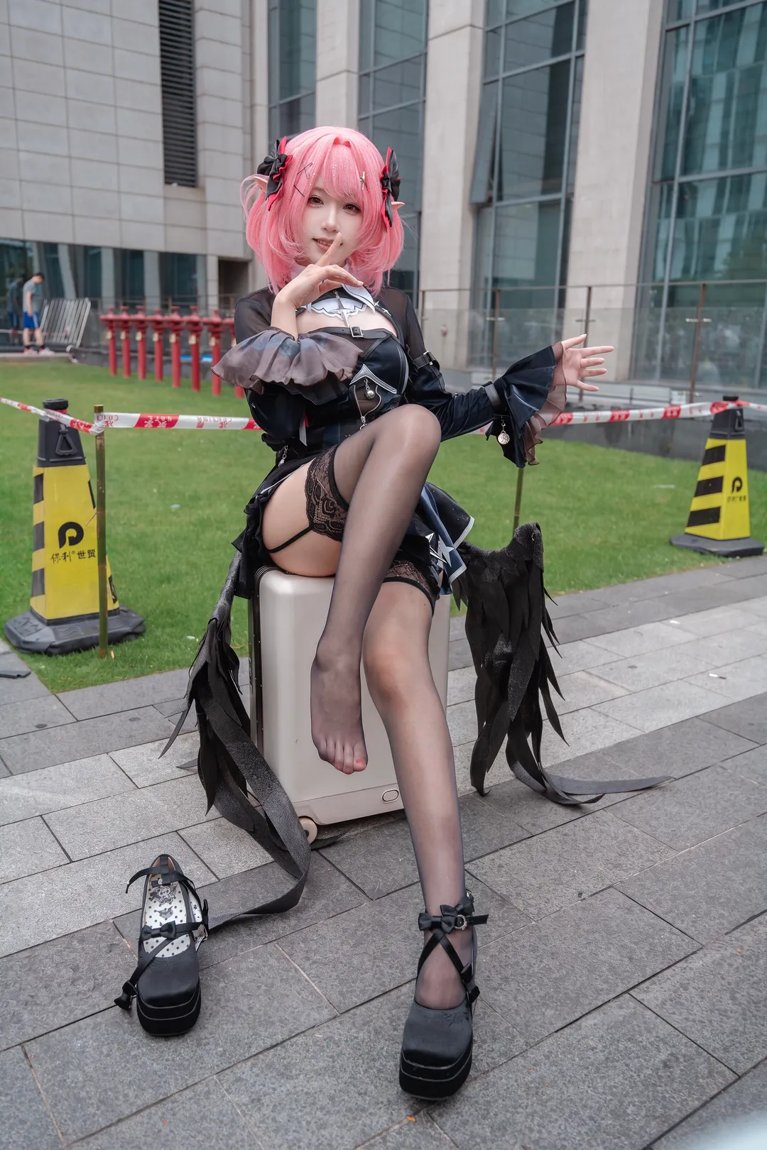 【ラミルコスプレ】ゼンレスゾーンゼロの屋外イベント写真、ゴシック風と黒ストッキングのコーディネート - 2 枚目