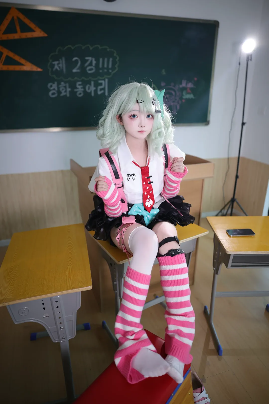 千夏cos 教室里的粉白条纹少女 - 第 1 张