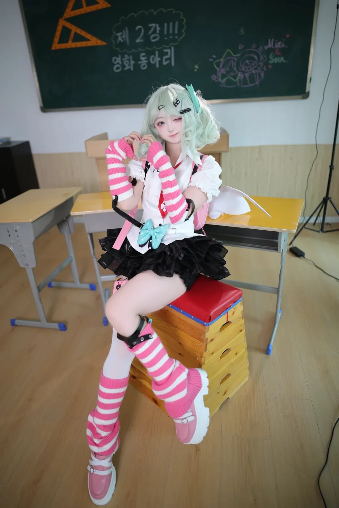 千夏cos 教室里的粉白条纹少女 - 第 2 张