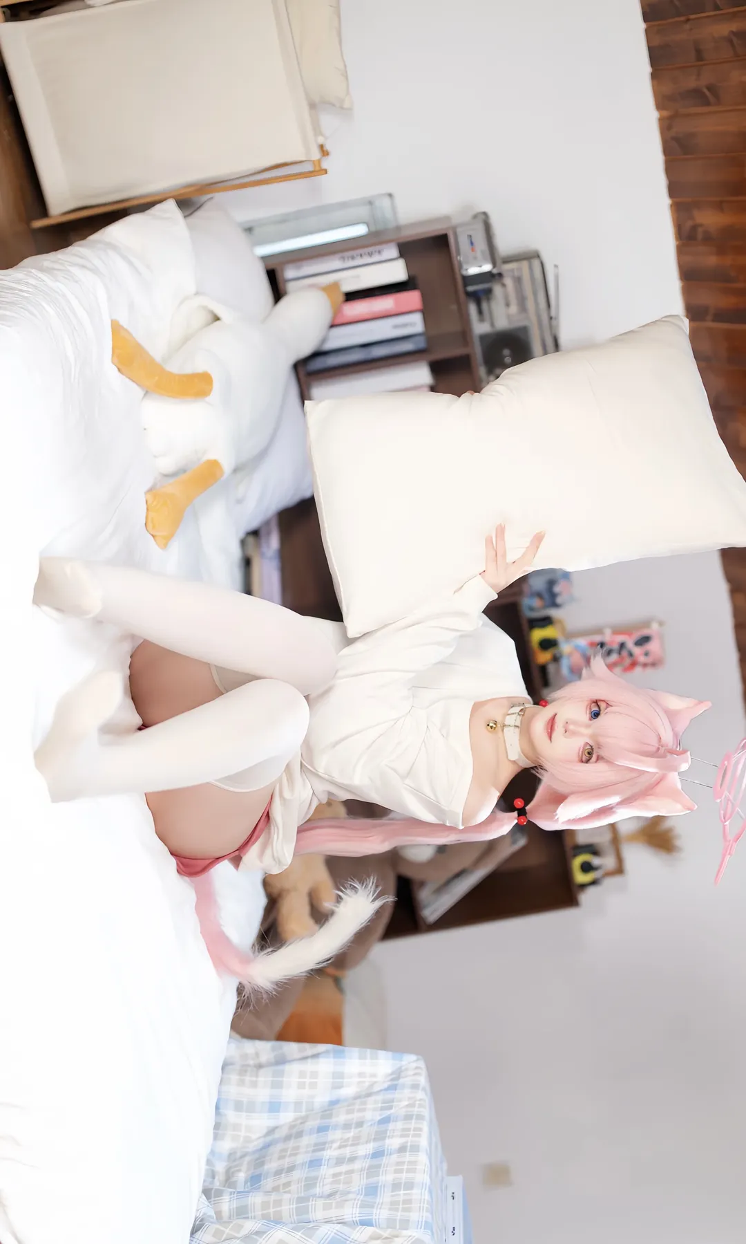 【小鸟游星野cos】蔚蓝档案猫娘的白丝枕套大战 - 第 1 张