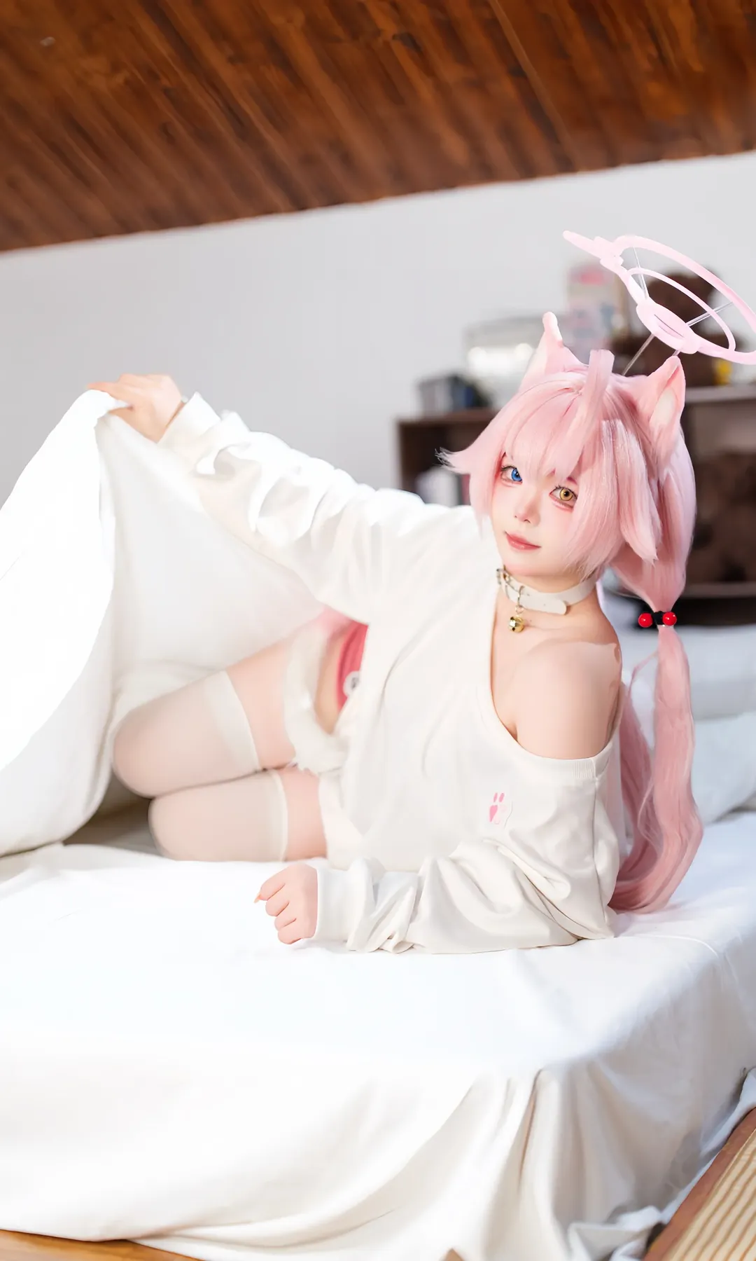 【小鸟游星野cos】蔚蓝档案猫娘的白丝枕套大战 - 第 2 张