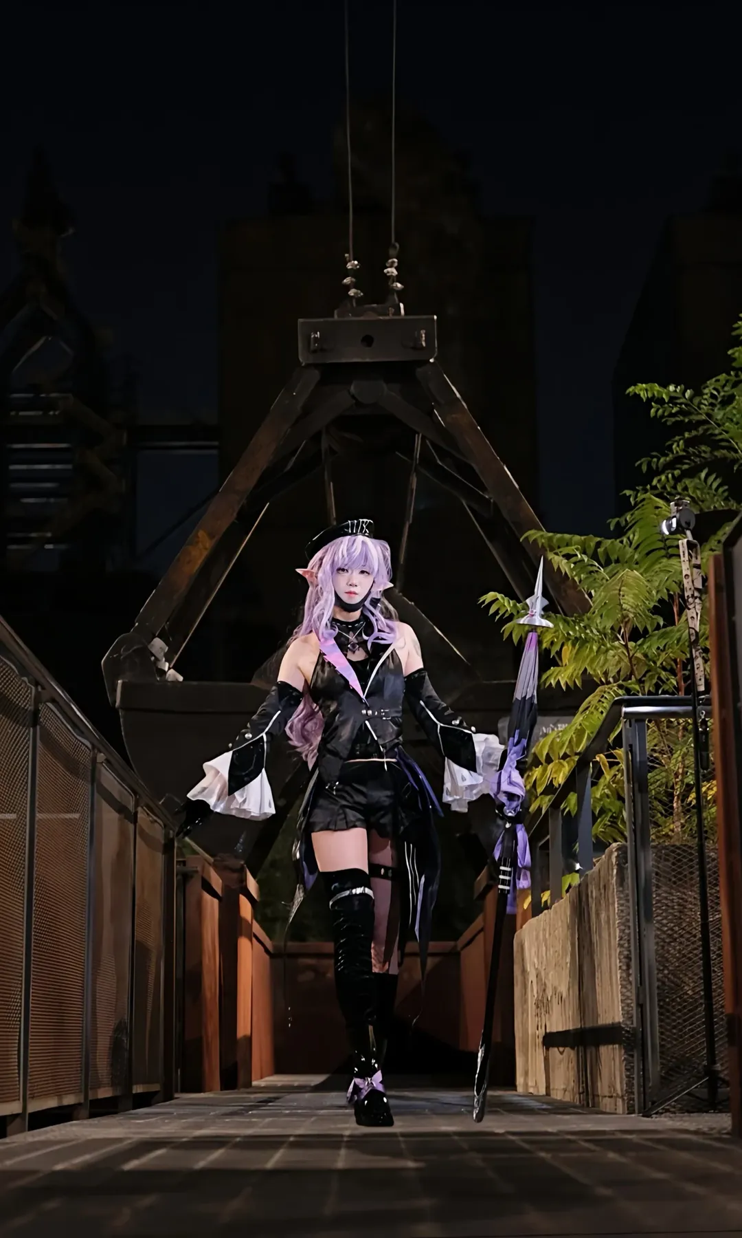 绝区零薇薇安cos，韩咖联动夜幕下的黑紫色系穿搭 - 第 1 张