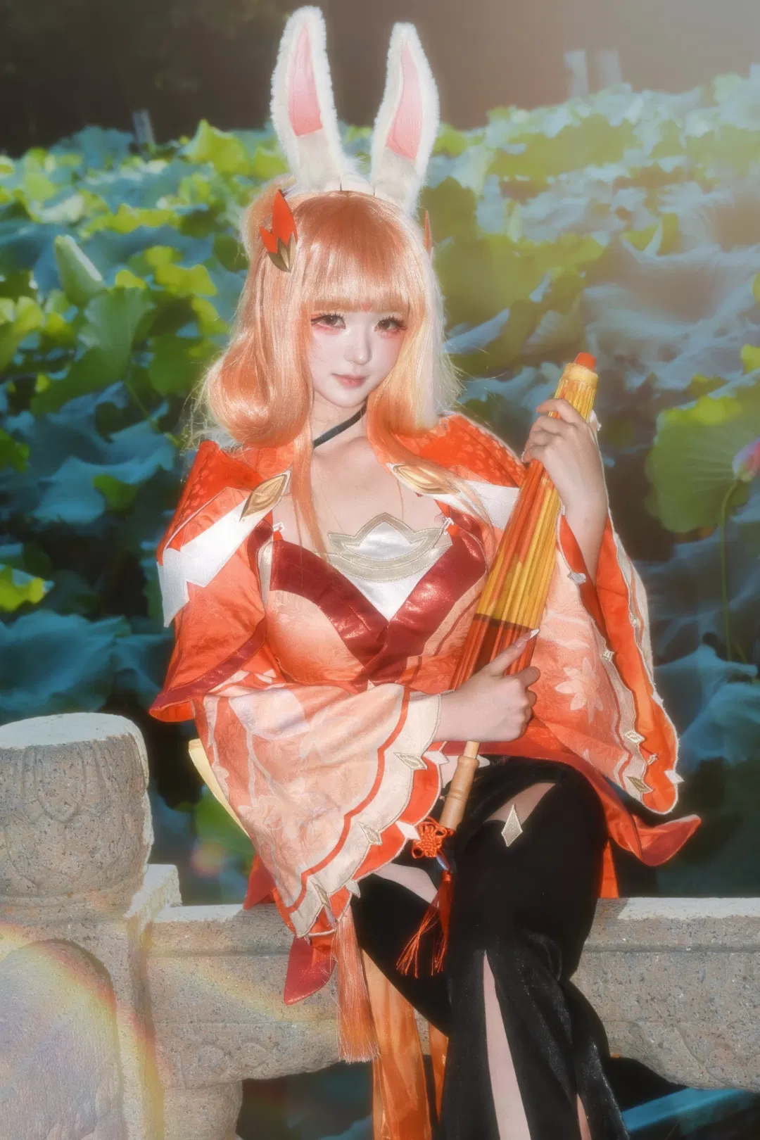 【公孙离cos】荷塘边的红橘兔耳少女 - 第 1 张