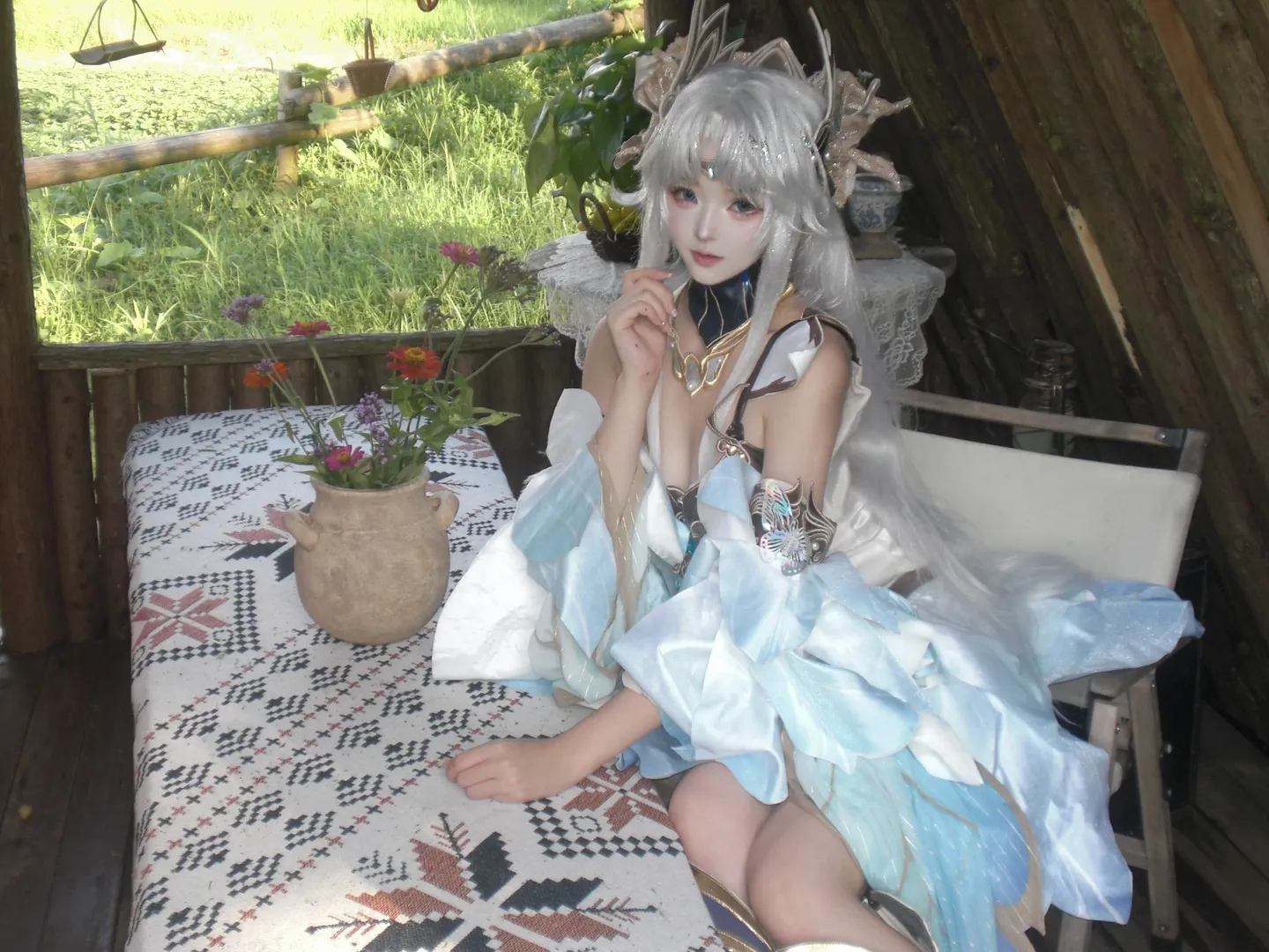 【貂蝉cos】仲夏木屋里的银发蓝裙造型 - 第 1 张
