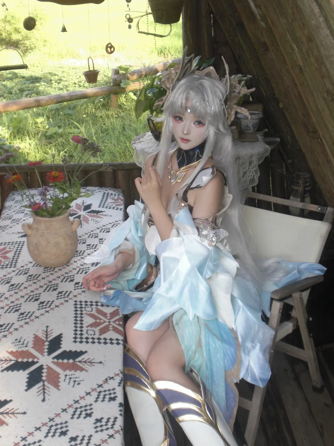 【貂蝉cos】仲夏木屋里的银发蓝裙造型 - 第 2 张