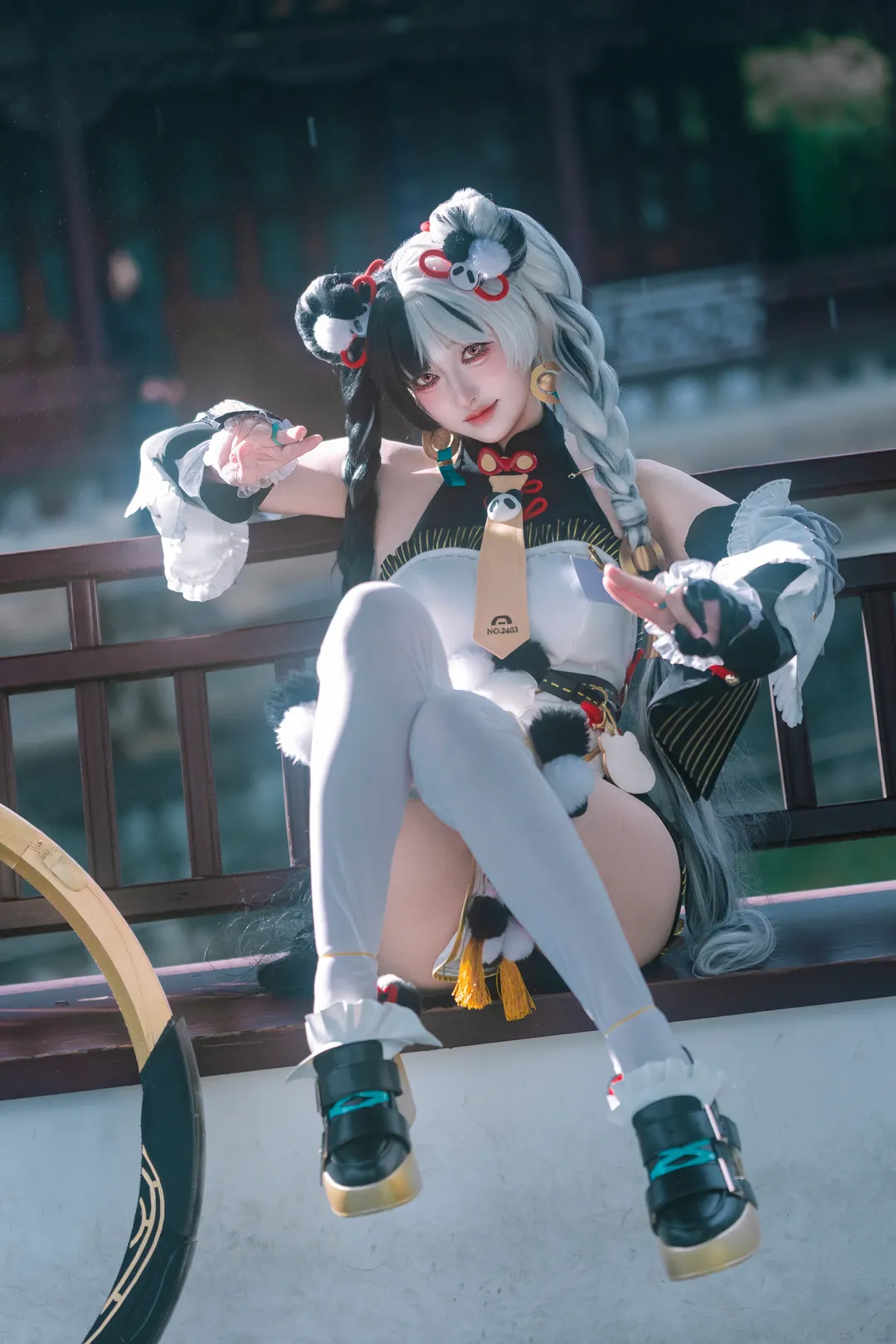 【琉音cos】绝区零琉音复刻，园林里的黑白双色战斗少女 - 第 1 张