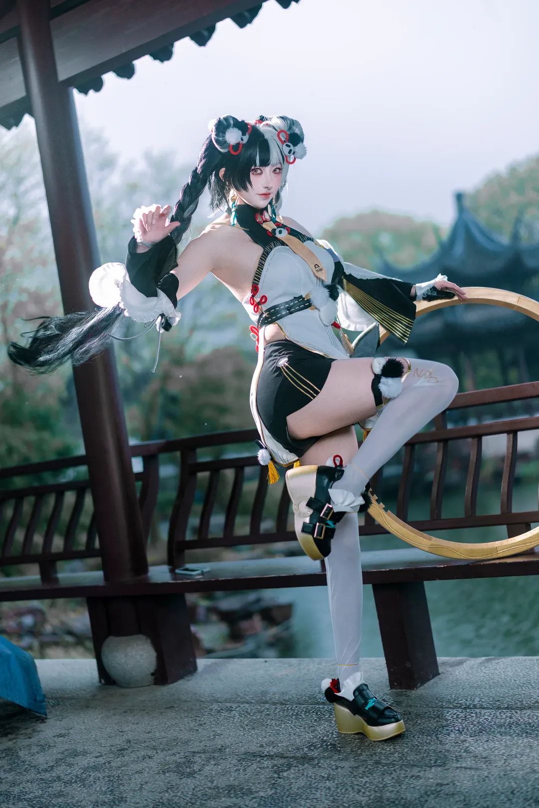 【琉音cos】绝区零琉音复刻，园林里的黑白双色战斗少女 - 第 5 张