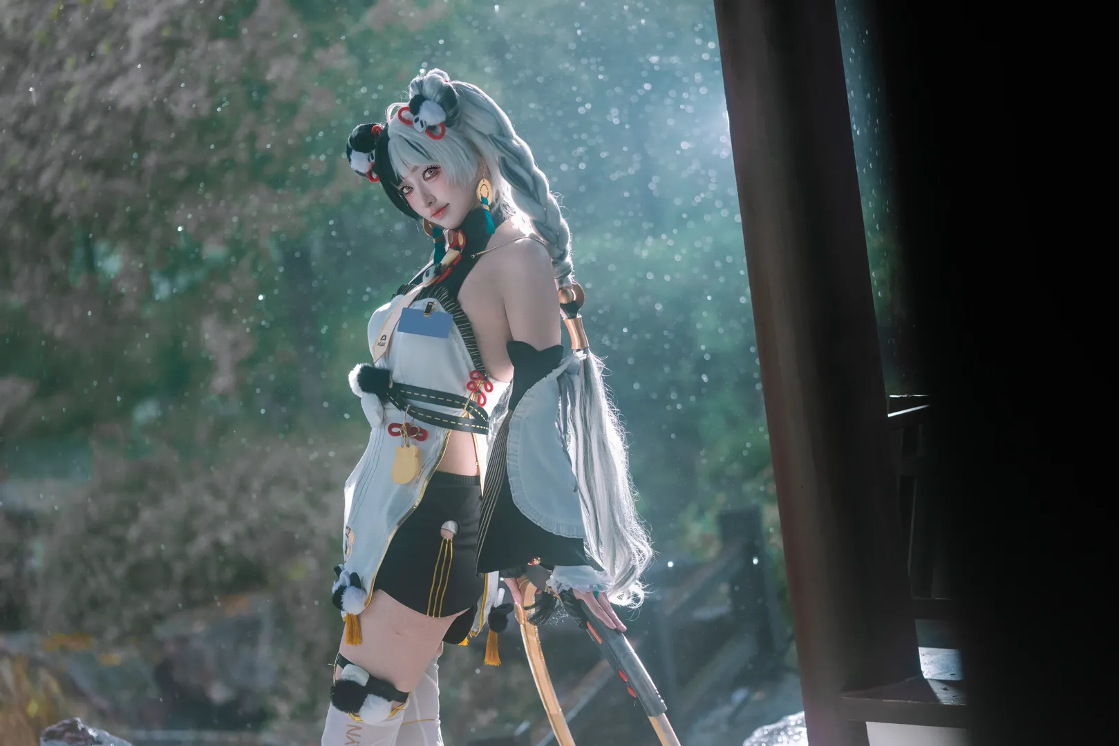 【琉音cos】绝区零琉音复刻，园林里的黑白双色战斗少女 - 第 6 张