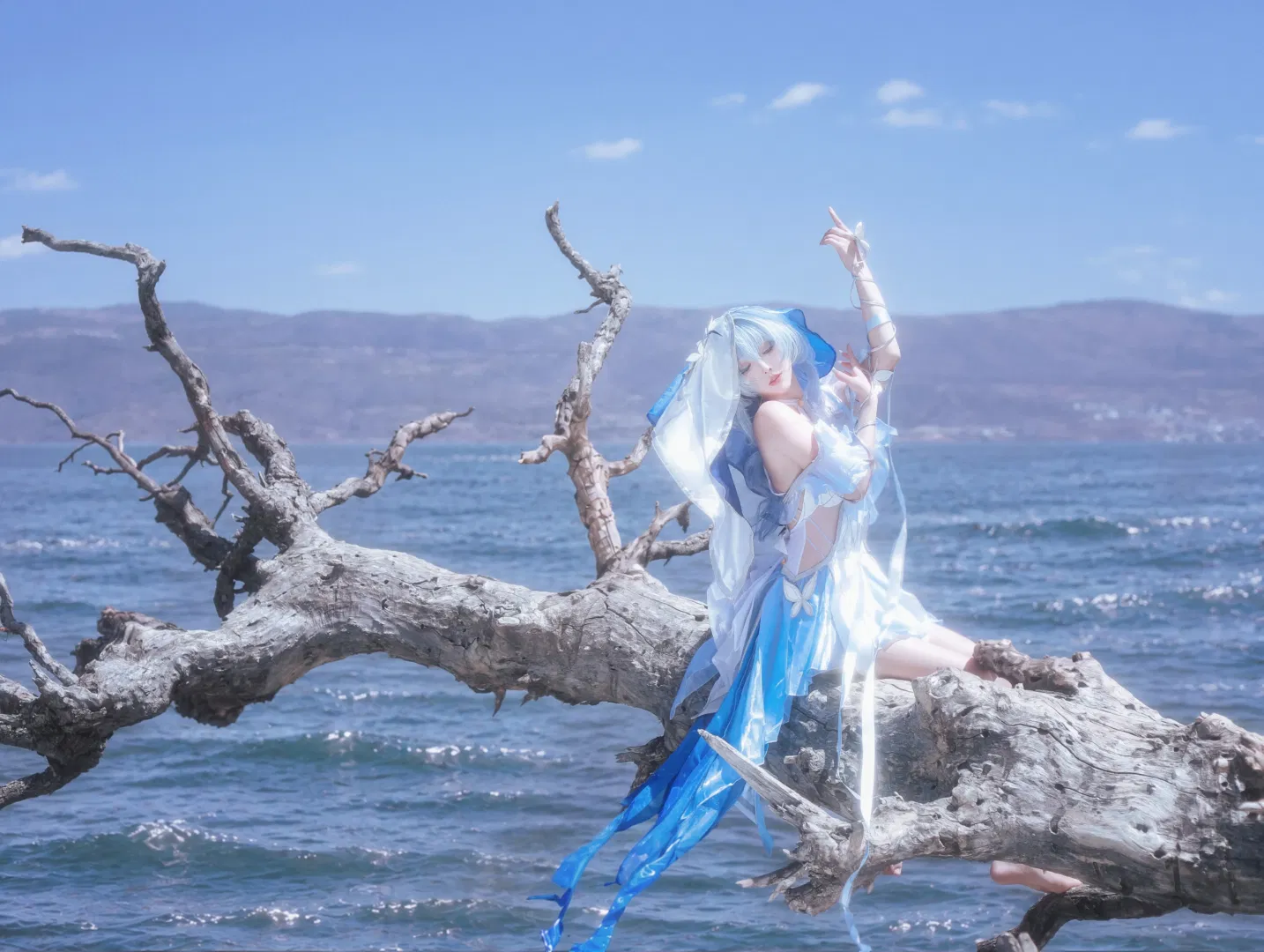 【守岸人cos】鳴潮守岸人海邊旅拍，藍白幻夢與枯木的碰撞 - 第 1 張