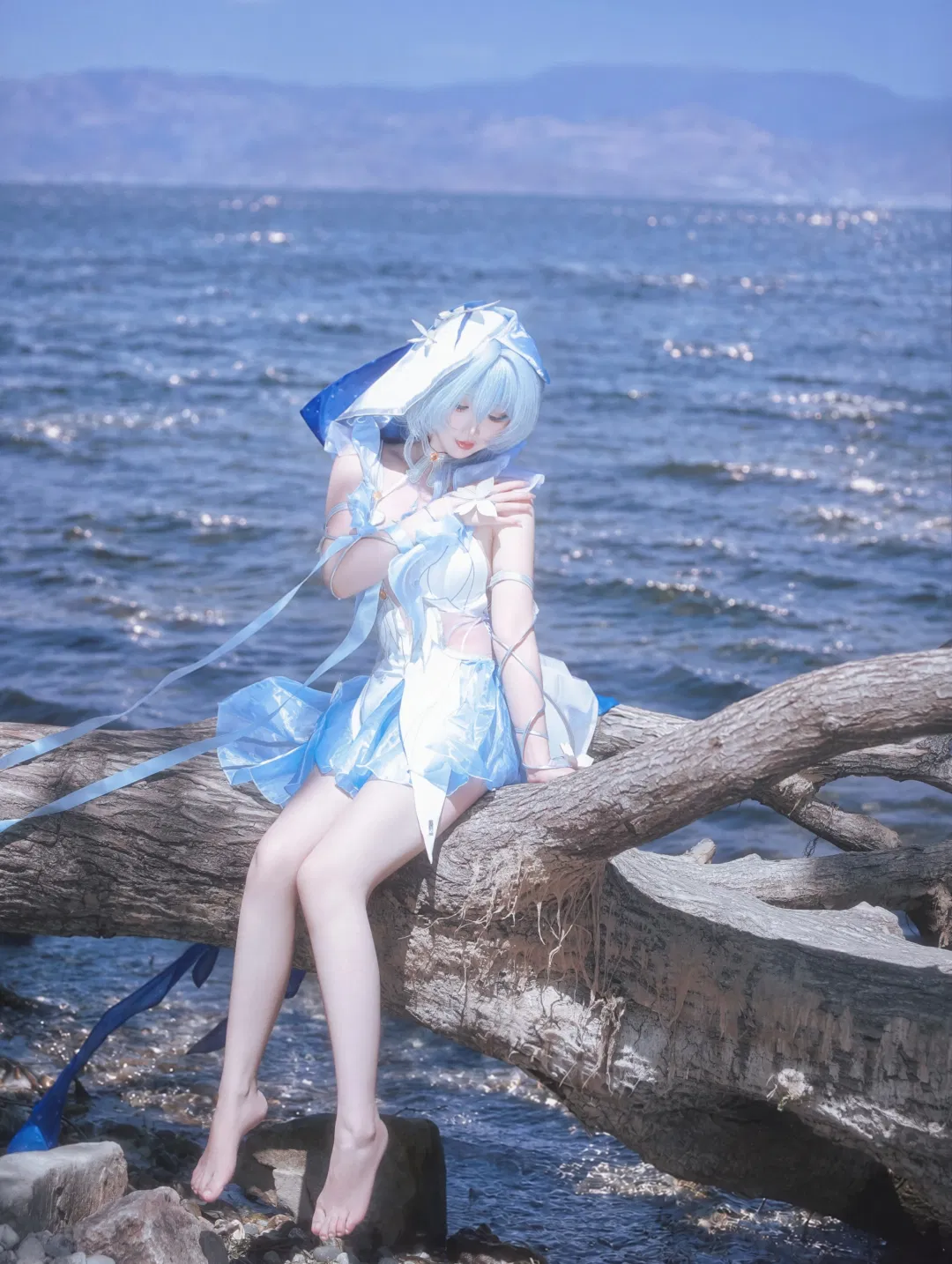 【守岸人cos】鳴潮守岸人海邊旅拍，藍白幻夢與枯木的碰撞 - 第 2 張