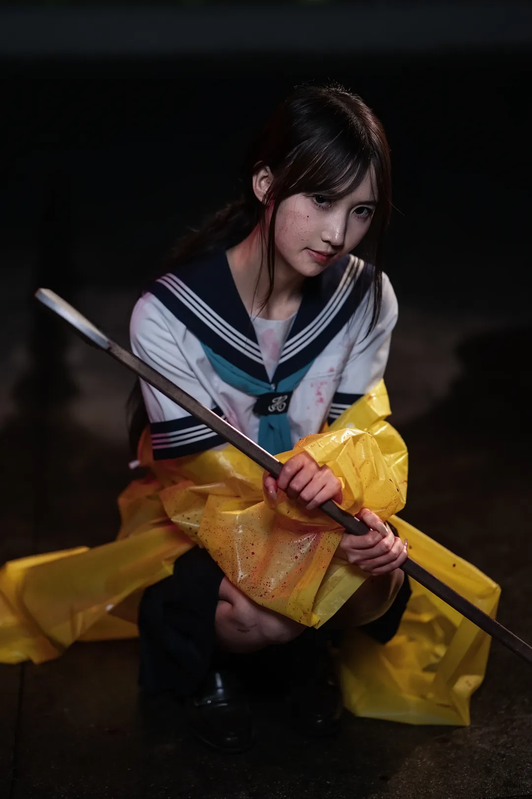 暗黑水手服搭配亮黄雨衣 雨夜氛围感爆棚的暗调人像 - 第 1 张