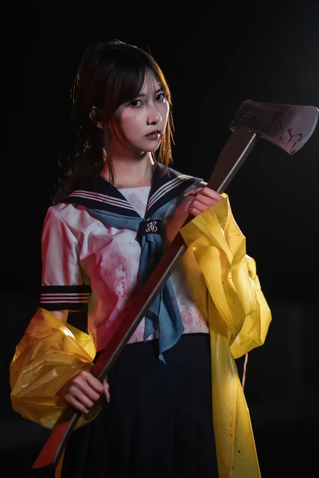 暗黑水手服搭配亮黄雨衣 雨夜氛围感爆棚的暗调人像 - 第 2 张