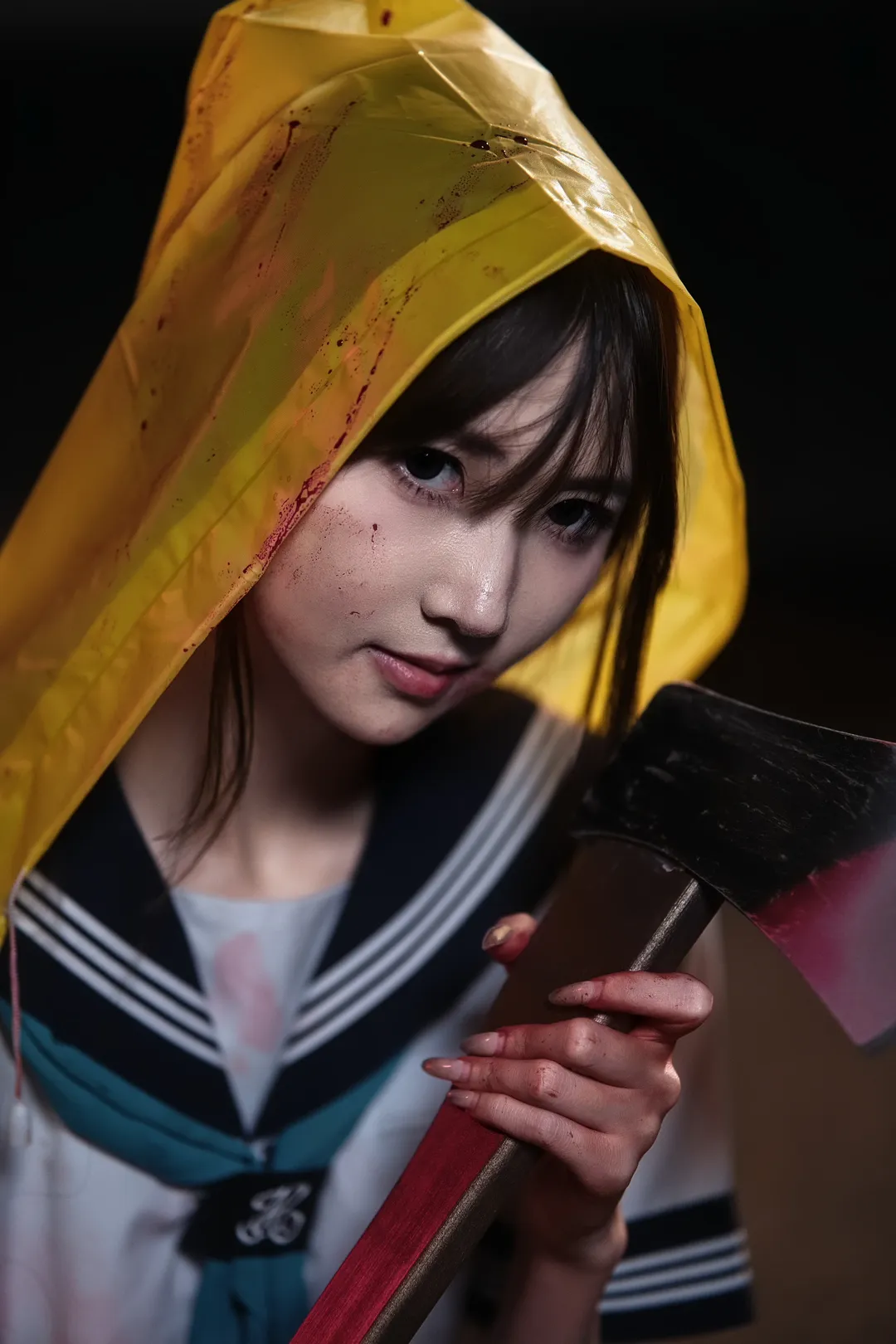 暗黑水手服搭配亮黄雨衣 雨夜氛围感爆棚的暗调人像 - 第 3 张