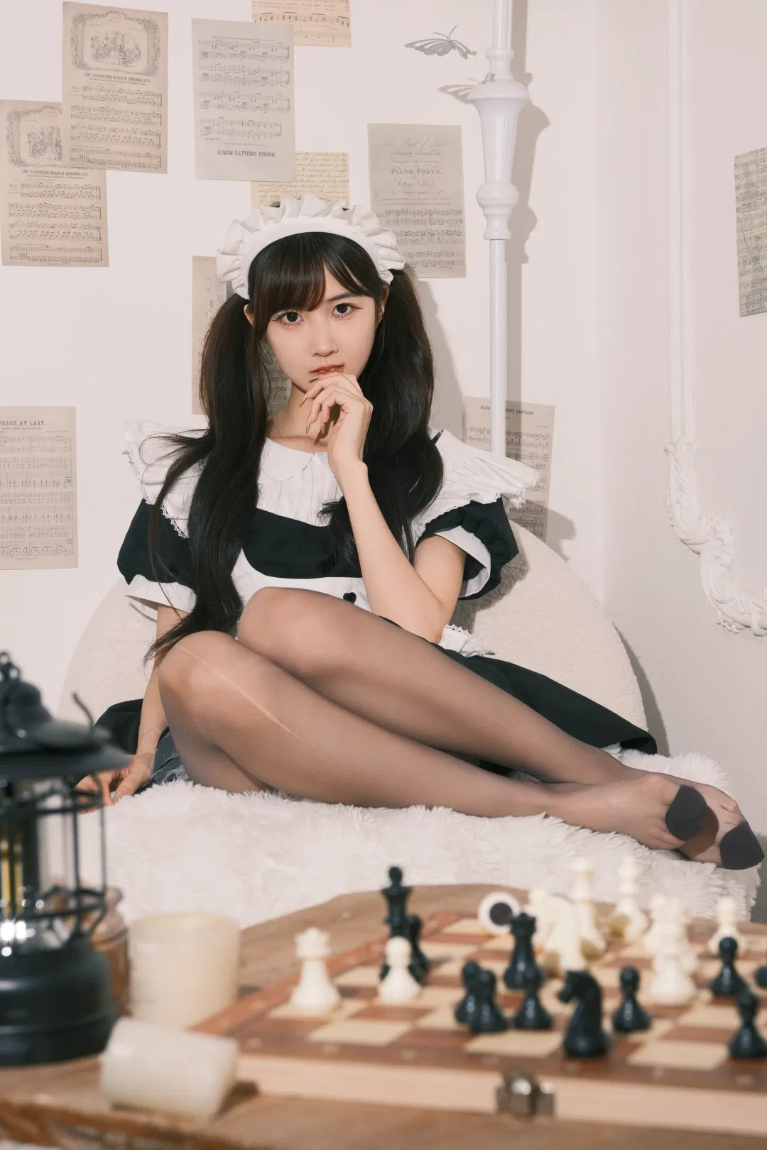 黑白女仆装扮搭配复古棋盘氛围感cos - 第 2 张
