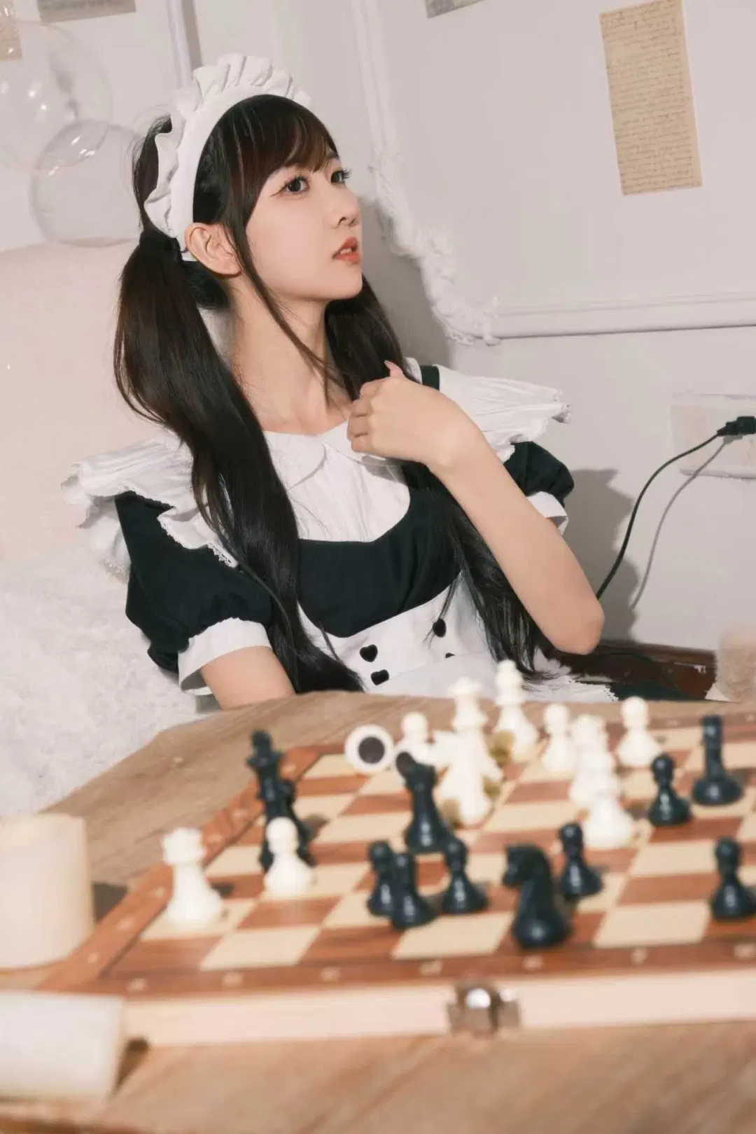 黑白女仆装扮搭配复古棋盘氛围感cos - 第 4 张
