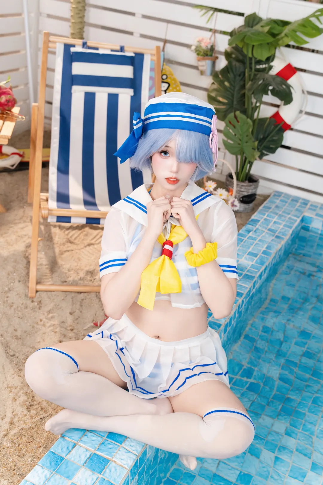 泳池邊的藍色水手服白絲寫真 - 第 1 張
