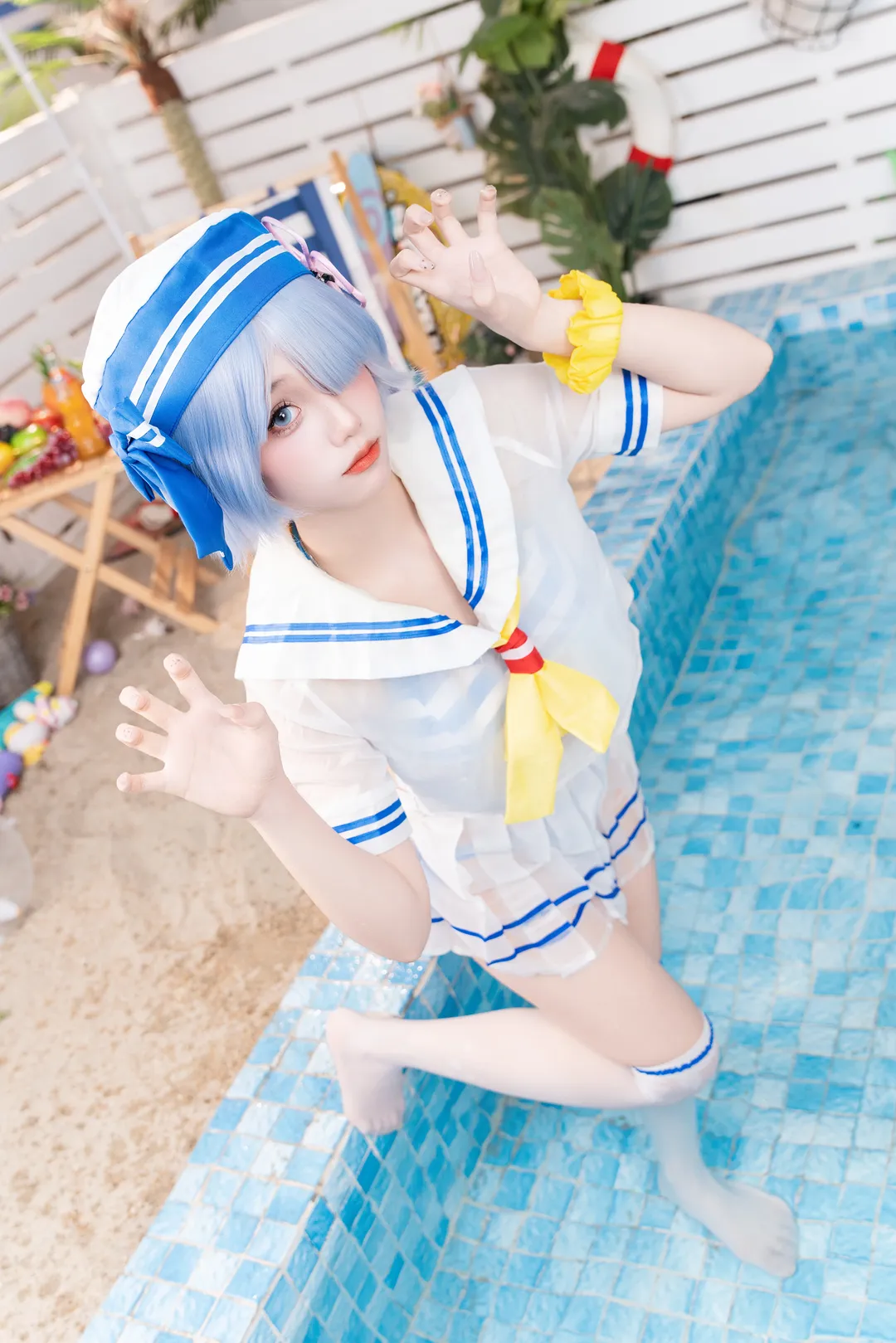 泳池邊的藍色水手服白絲寫真 - 第 2 張