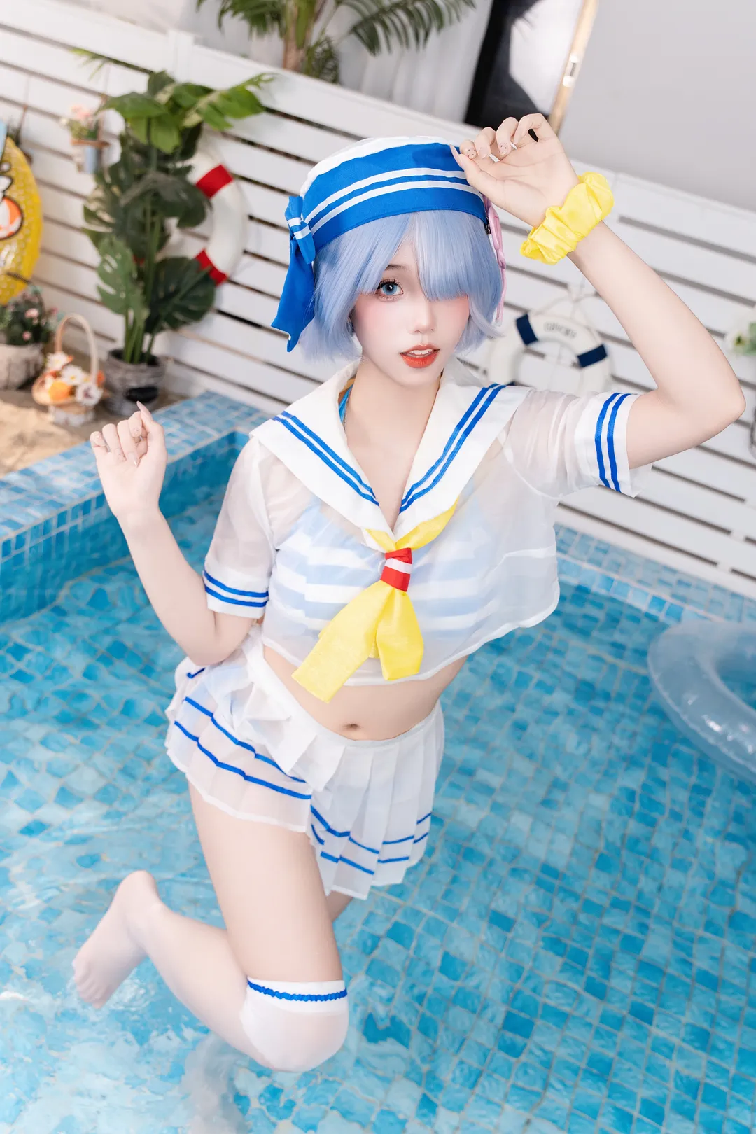 泳池邊的藍色水手服白絲寫真 - 第 3 張