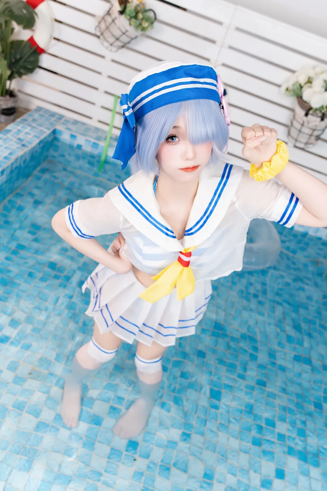 泳池邊的藍色水手服白絲寫真 - 第 4 張
