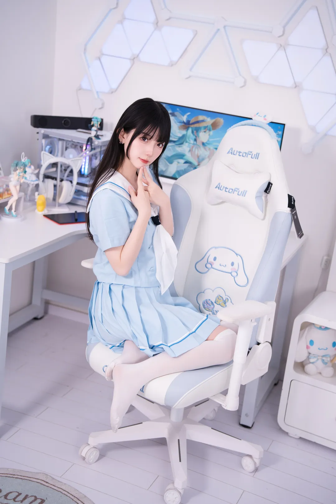 水色系电竞少女穿搭，玉桂狗主题的二次元女仆风 - 第 1 张