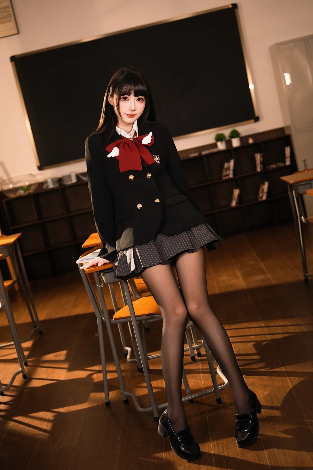 一秒回到校园时代，穿这套英伦学院风制服拍写真 - 第 1 张
