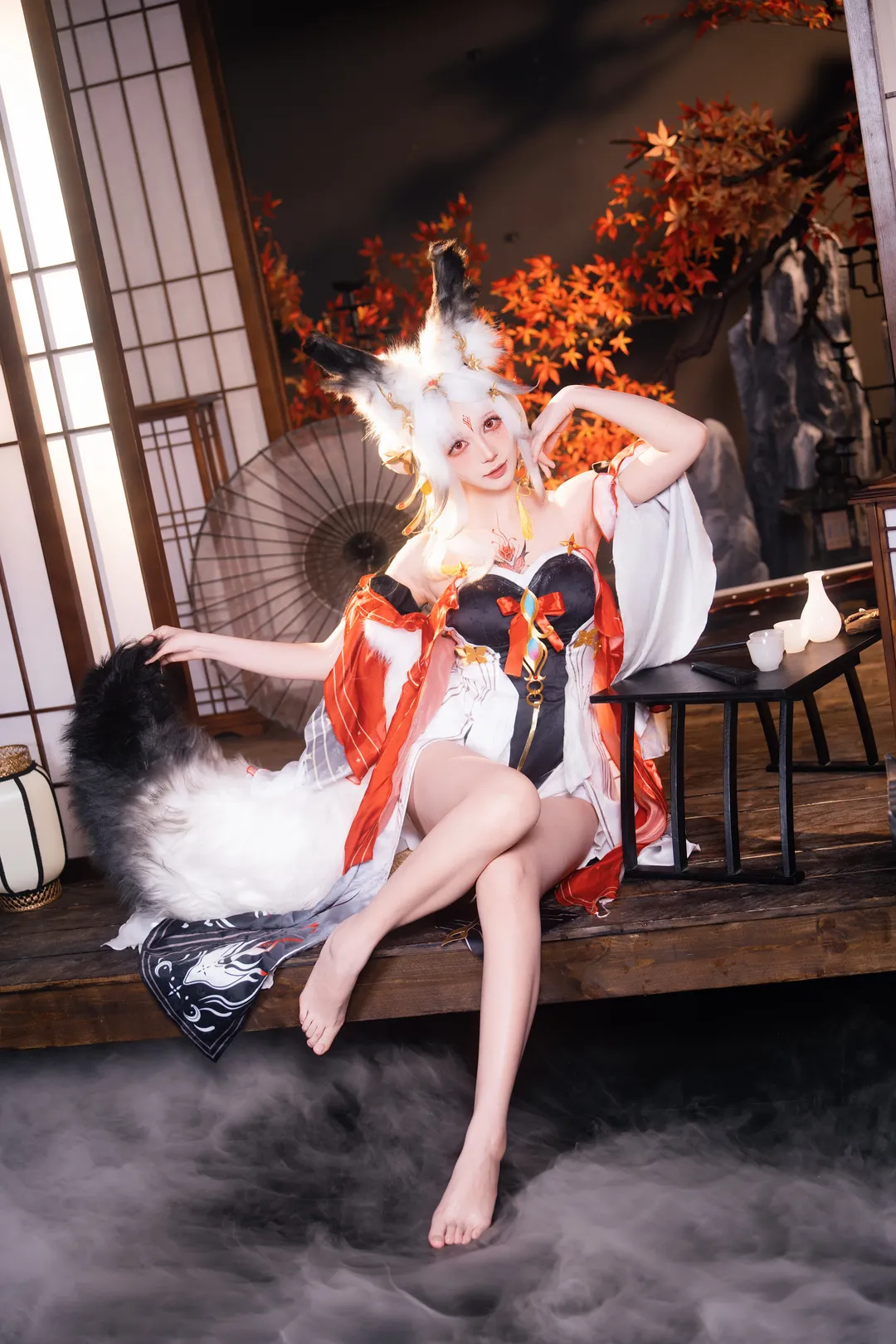 【心月狐cos】鳴潮中的妖狐氣質，紅楓下的魅惑時刻 - 第 1 張
