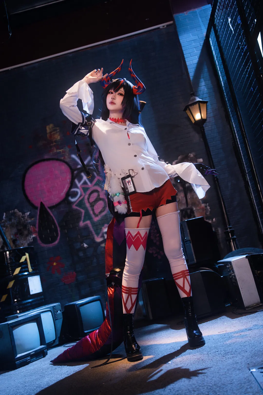 【真红cos】异环夜行街区的红黑美学 - 第 1 张