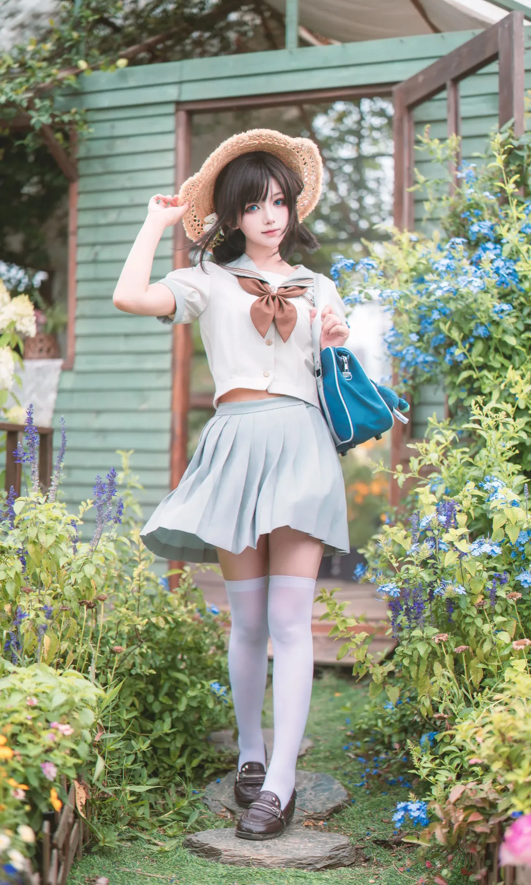 初夏花園裡的JK制服少女，風中揚起的百褶裙襬 - 第 1 張
