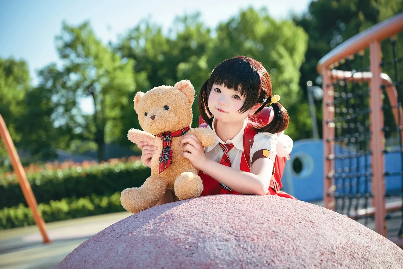 歌爱雪cos 红色背带裙与游乐场的夏日阳光 - 第 3 张