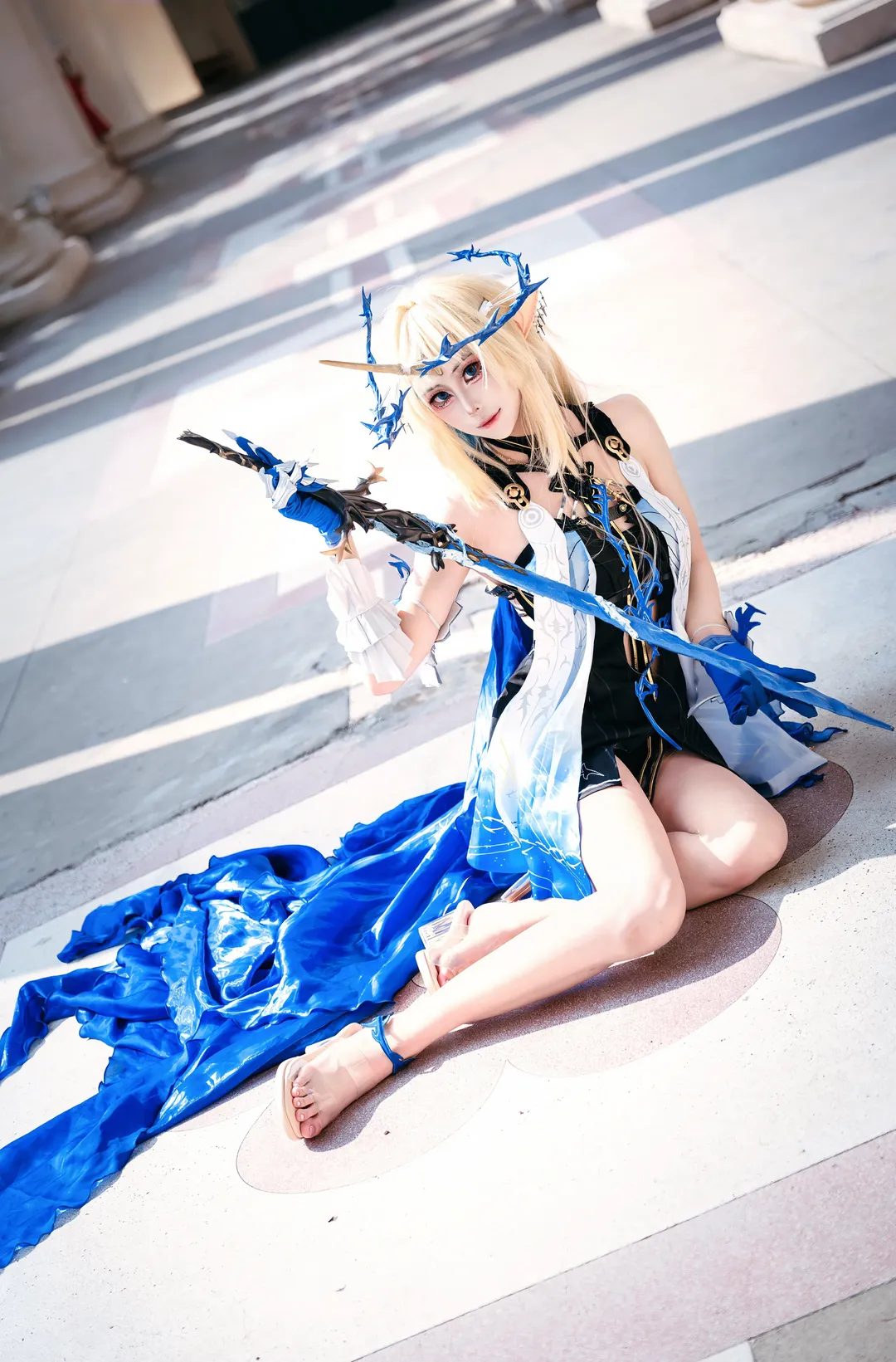 【卡提希婭cos】鳴潮聖女的光影，藍色長裙與建築的碰撞 - 第 4 張