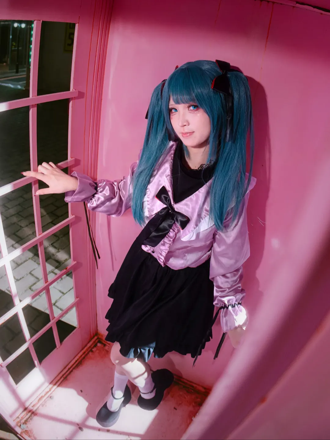 初音未來吸血鬼主題夜景cos 粉色緞面與白絲氛圍感拉滿 - 第 1 張