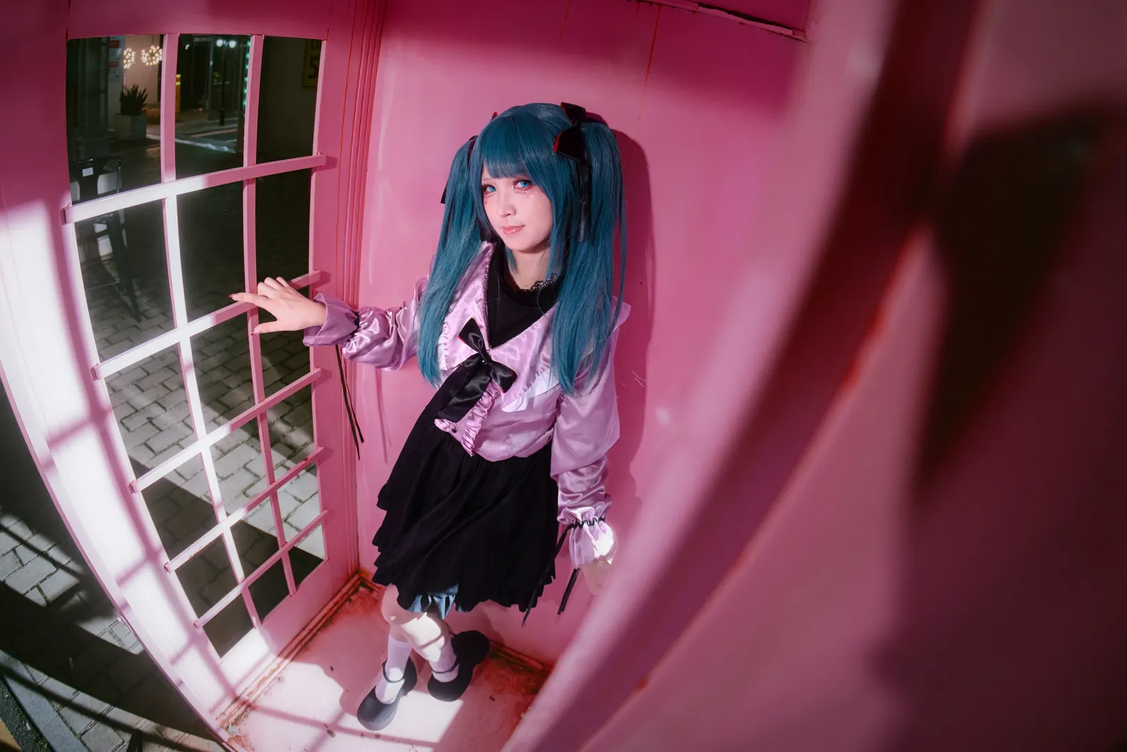 初音未來吸血鬼主題夜景cos 粉色緞面與白絲氛圍感拉滿 - 第 2 張