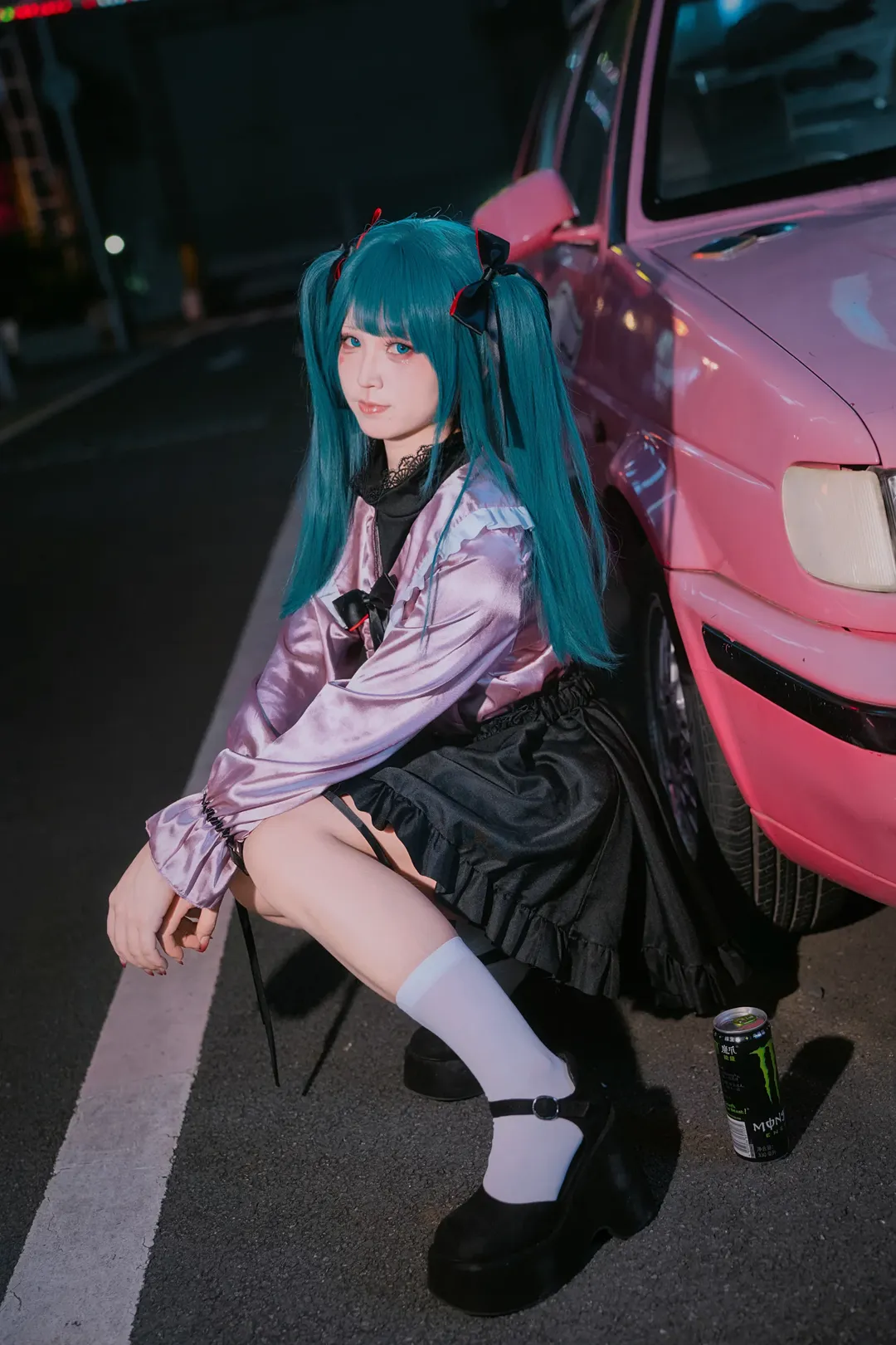 初音未來吸血鬼主題夜景cos 粉色緞面與白絲氛圍感拉滿 - 第 3 張