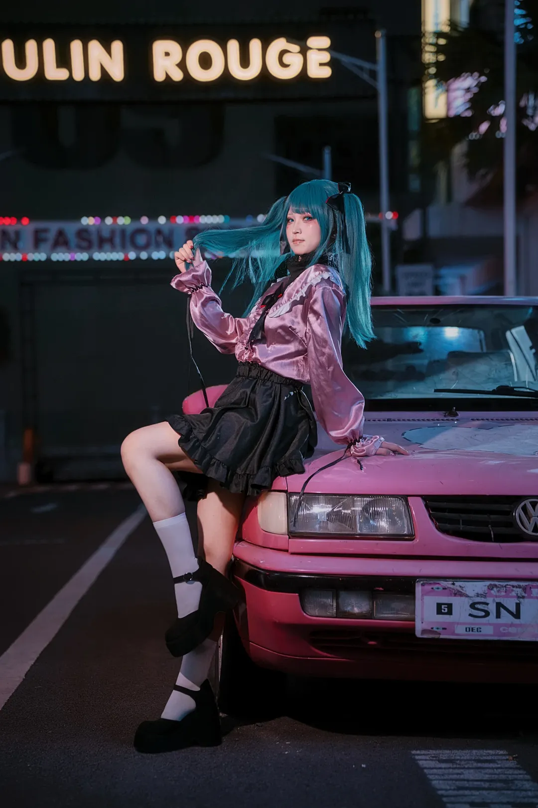 初音未來吸血鬼主題夜景cos 粉色緞面與白絲氛圍感拉滿 - 第 4 張