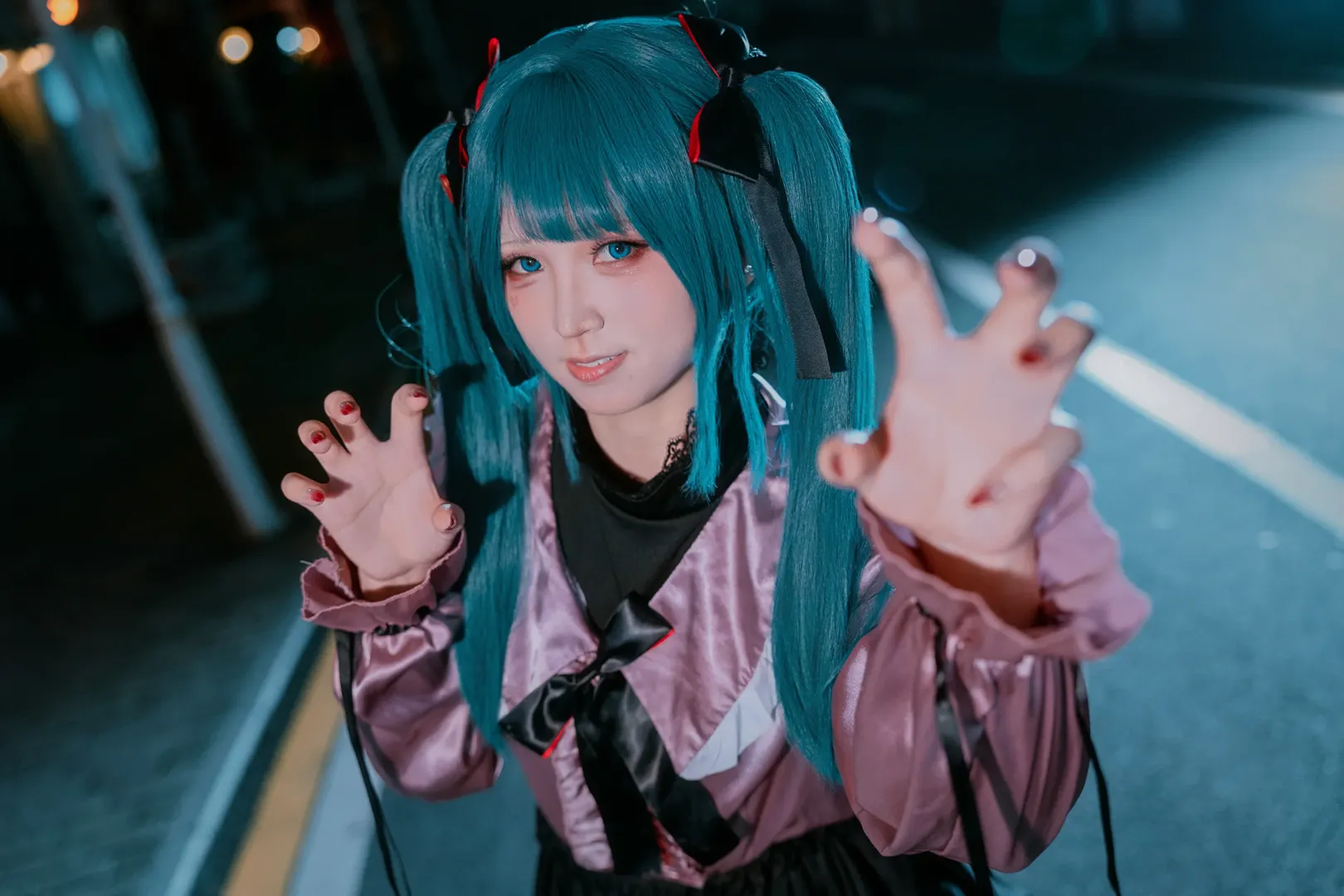 初音未來吸血鬼主題夜景cos 粉色緞面與白絲氛圍感拉滿 - 第 5 張