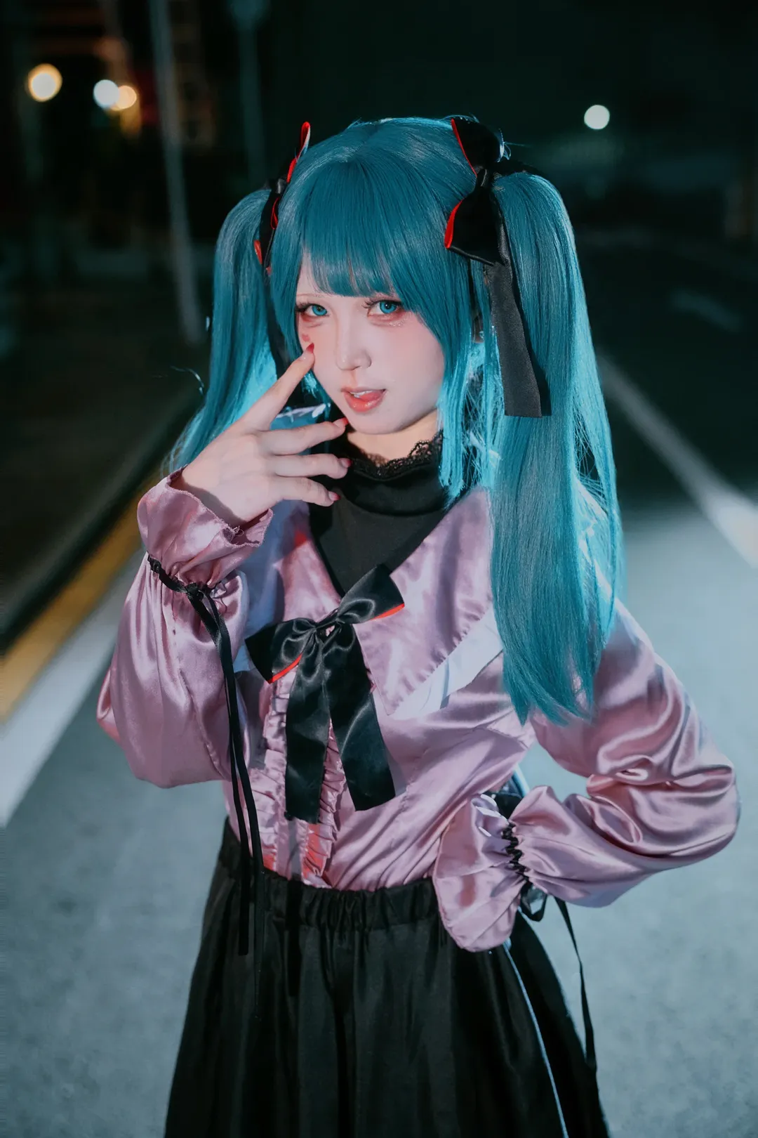 初音未來吸血鬼主題夜景cos 粉色緞面與白絲氛圍感拉滿 - 第 6 張