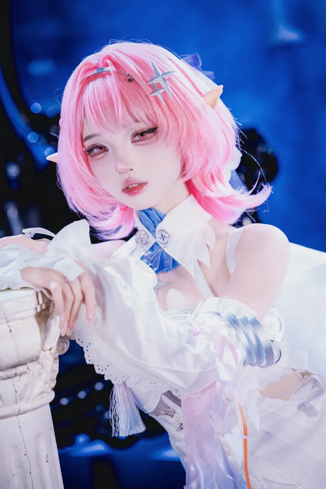 【蕾米埃尔cos】绝区零中的梦幻白翼精灵，展现冷艳与优雅 - 第 4 张