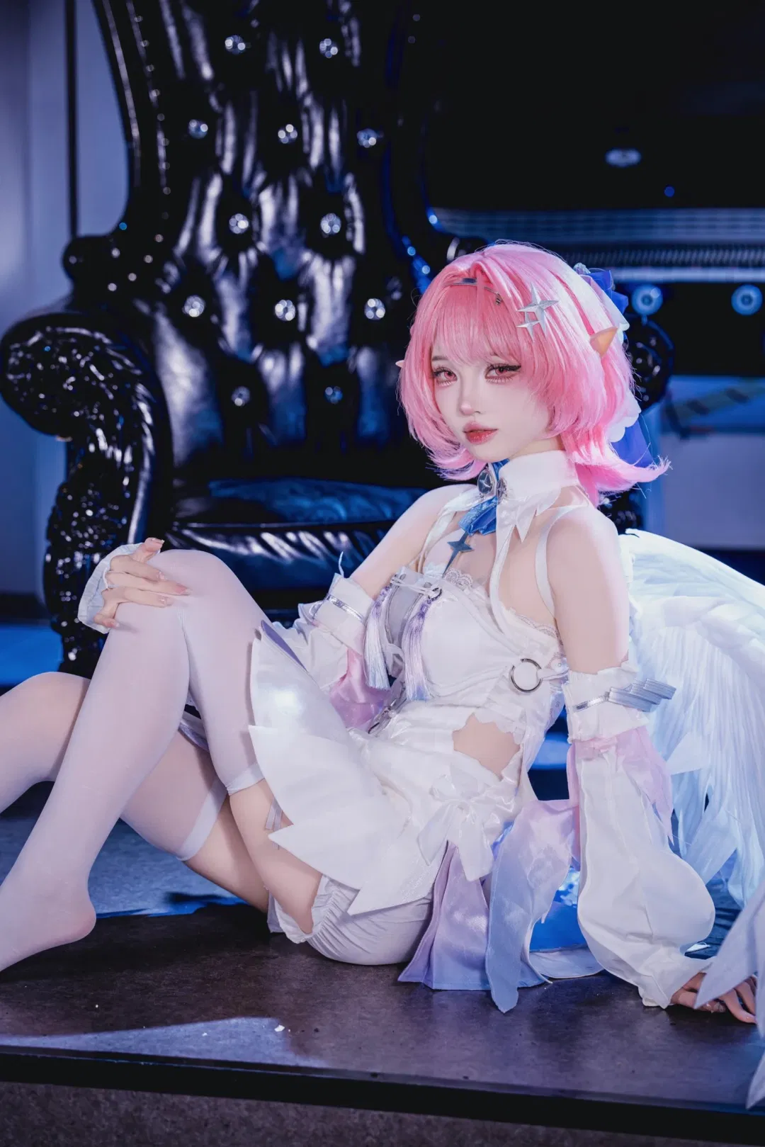 【蕾米埃尔cos】绝区零中的梦幻白翼精灵，展现冷艳与优雅 - 第 7 张