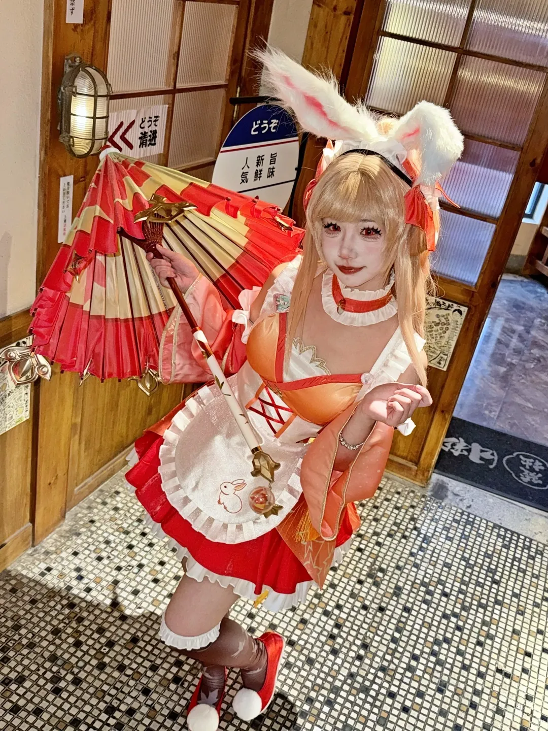 【公孫離cos】王者榮耀裡的兔耳女僕，紅傘下的風情 - 第 3 張