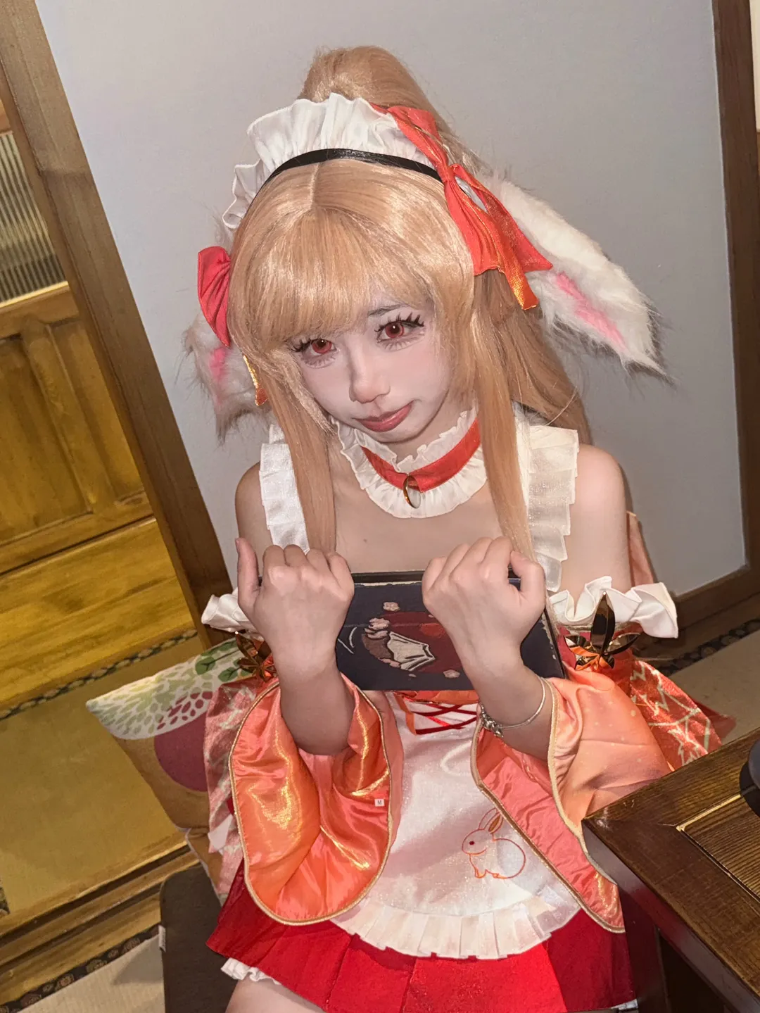 【公孫離cos】王者榮耀裡的兔耳女僕，紅傘下的風情 - 第 4 張